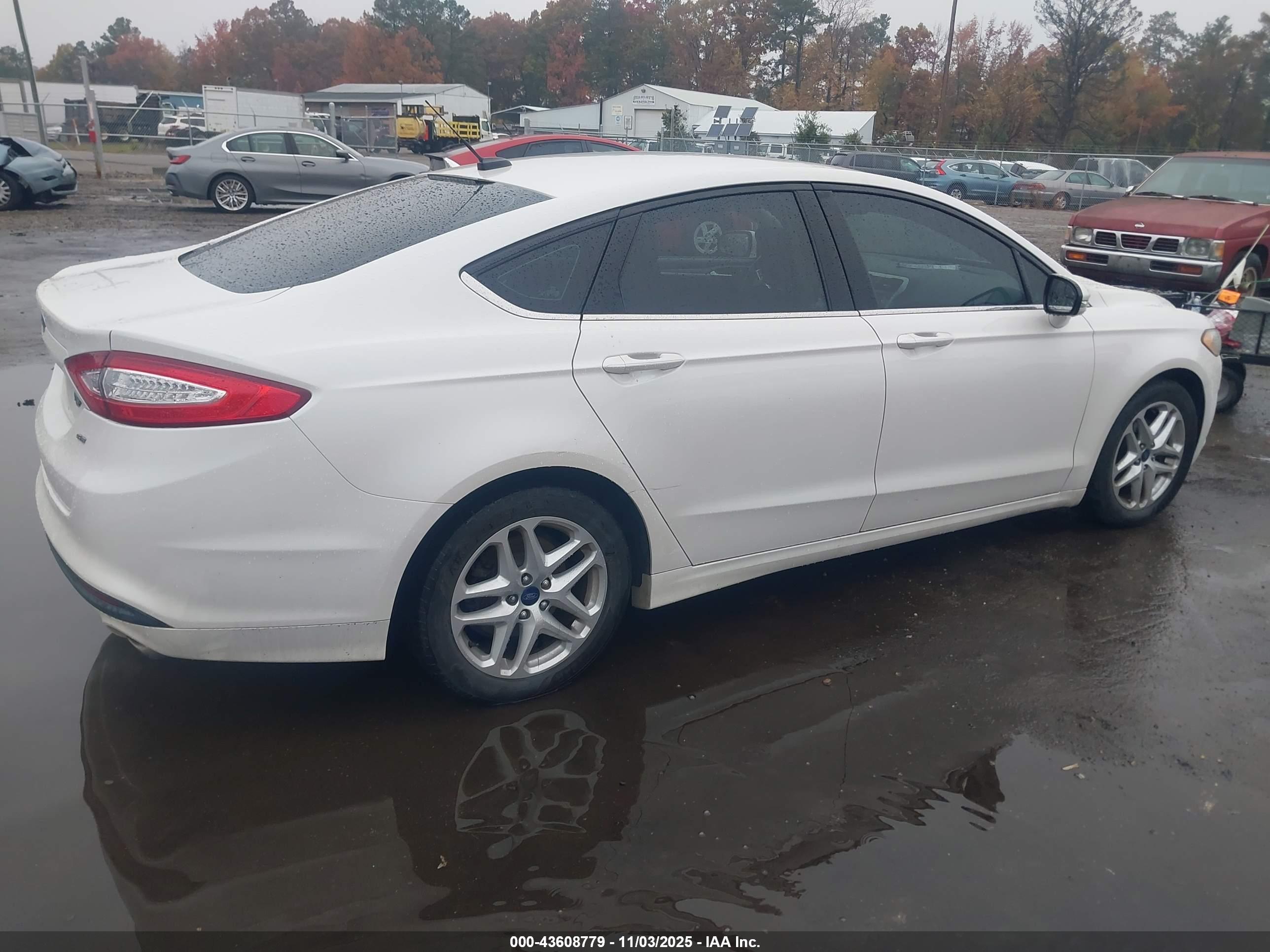 FORD FUSION image 4