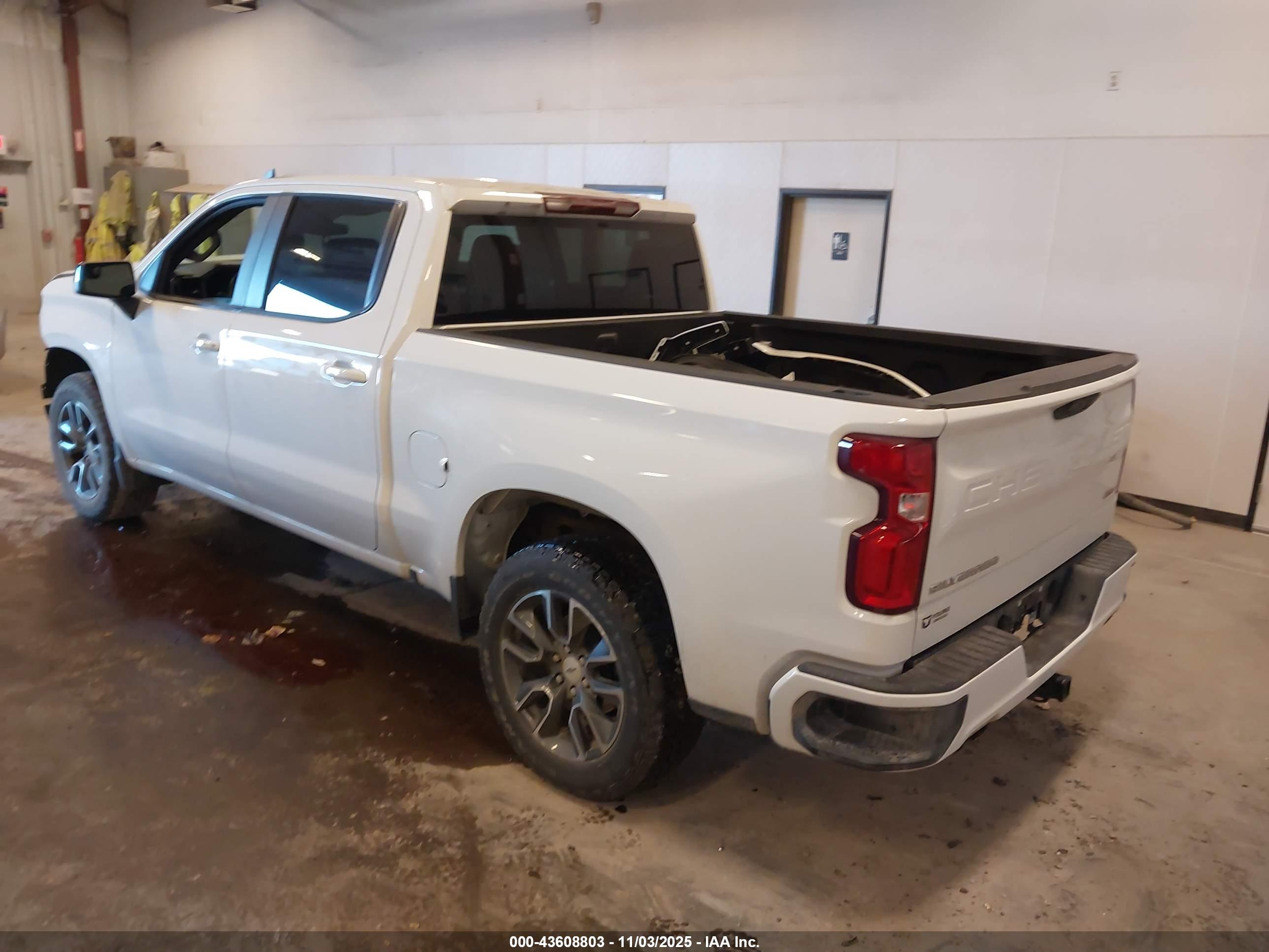 CHEVROLET SILVERADO image 3
