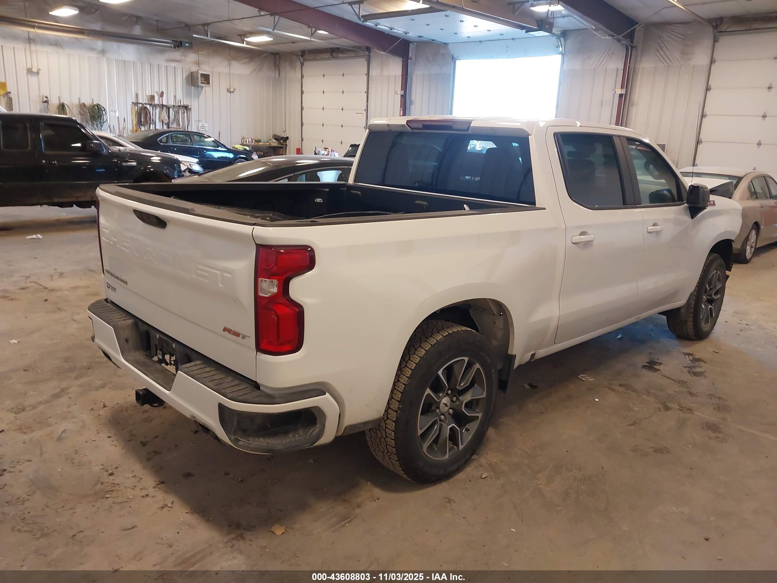 CHEVROLET SILVERADO image 4