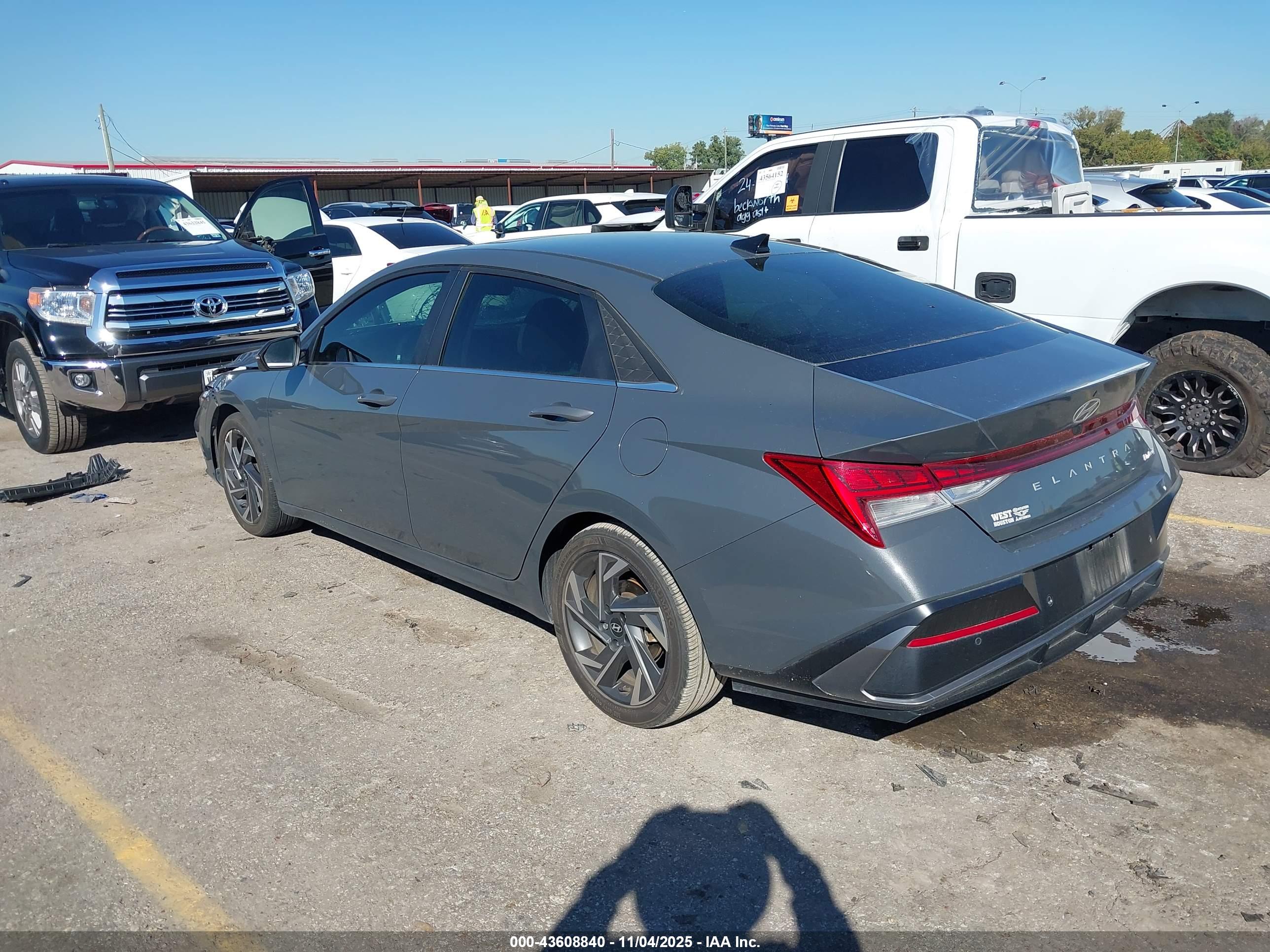 HYUNDAI ELANTRA image 3