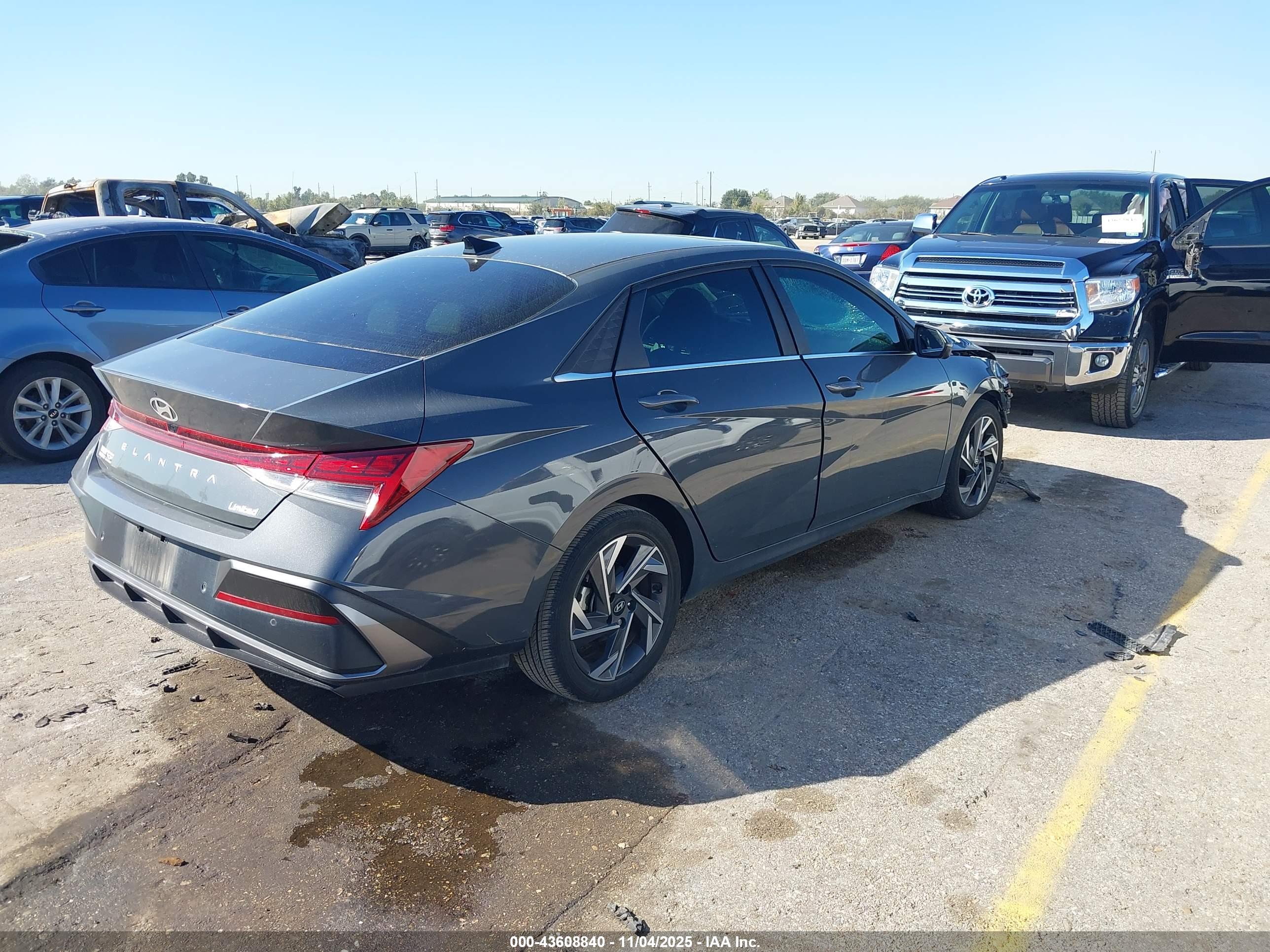 HYUNDAI ELANTRA image 4