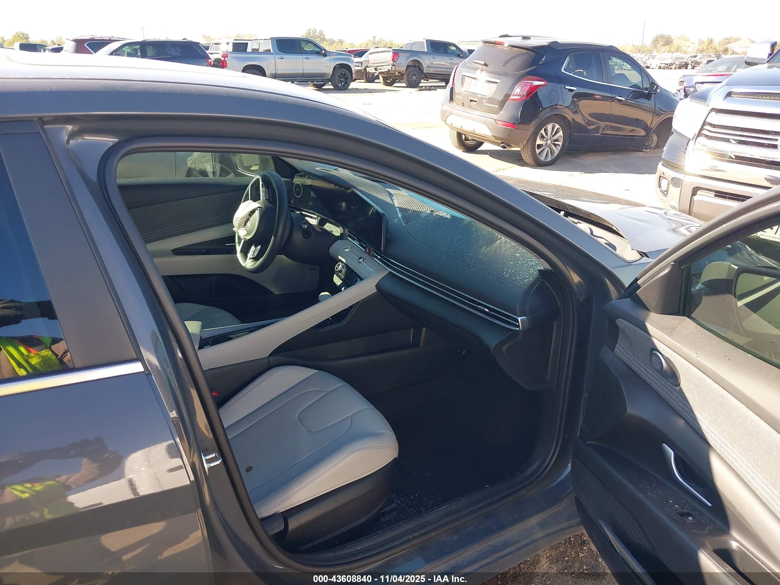 HYUNDAI ELANTRA image 5