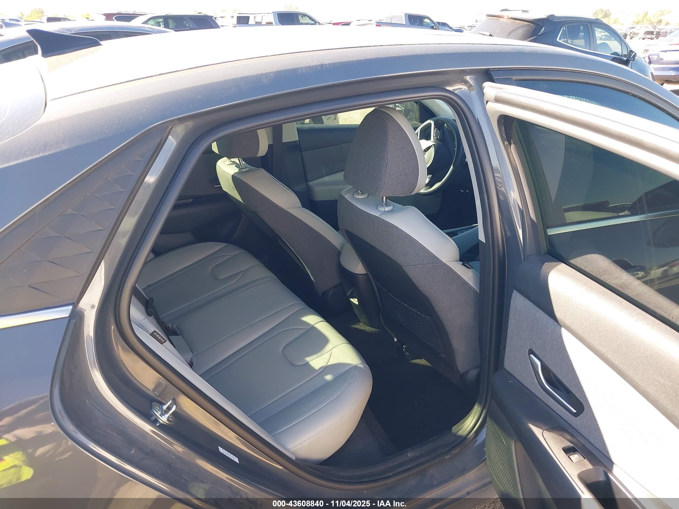 HYUNDAI ELANTRA image 8