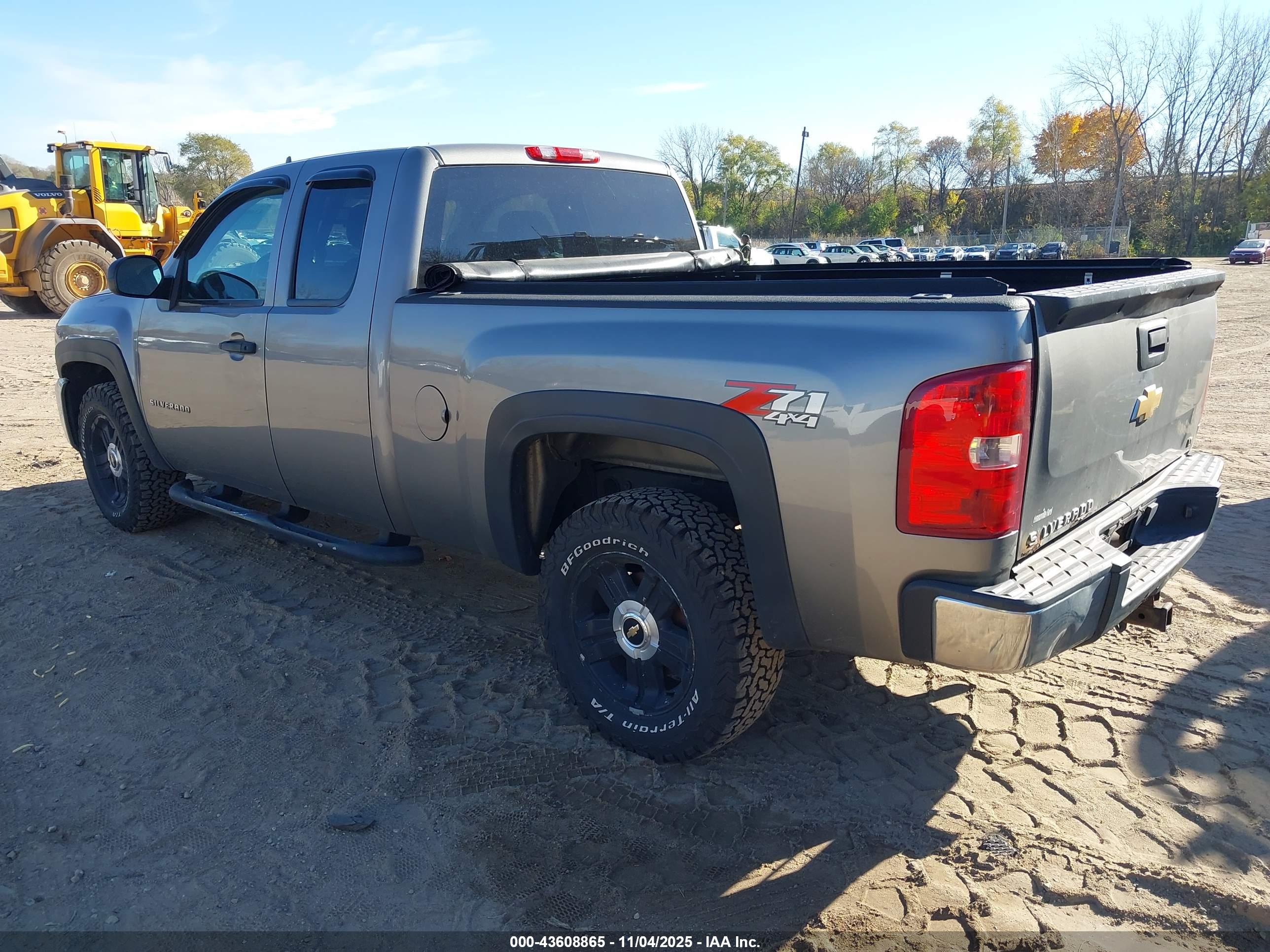 CHEVROLET SILVERADO image 3