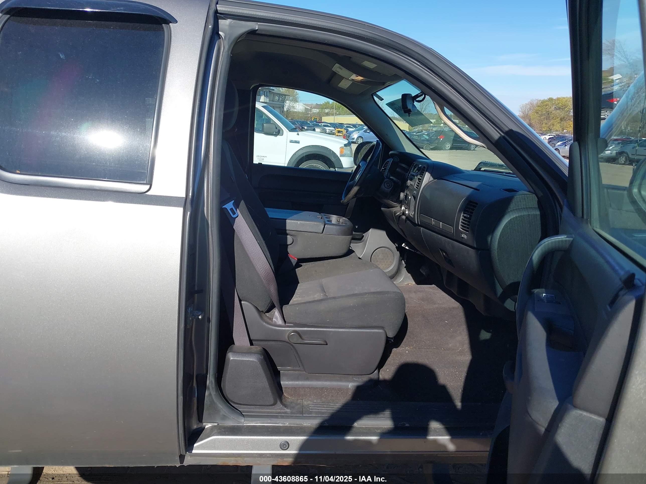 CHEVROLET SILVERADO image 5