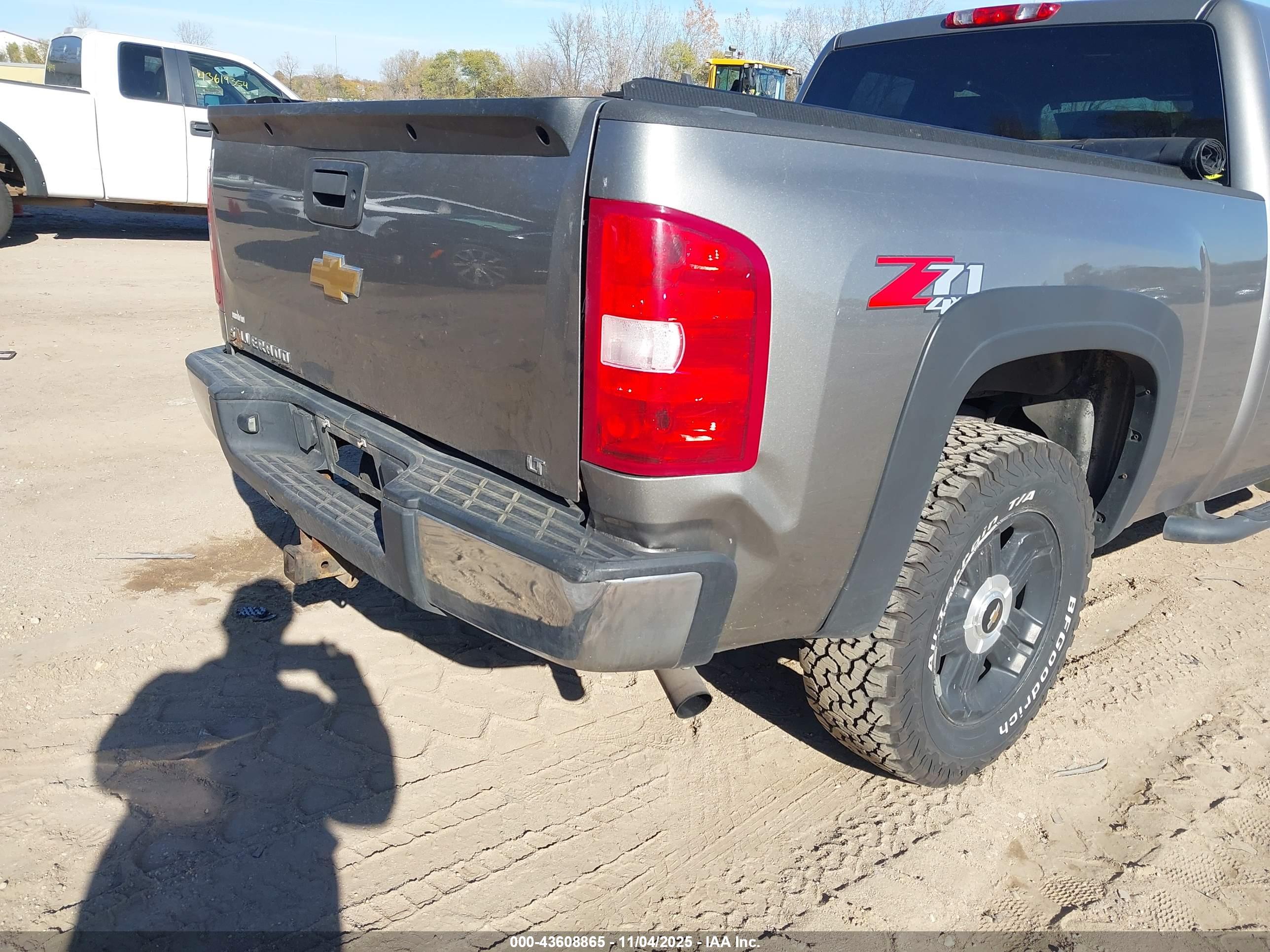CHEVROLET SILVERADO image 6