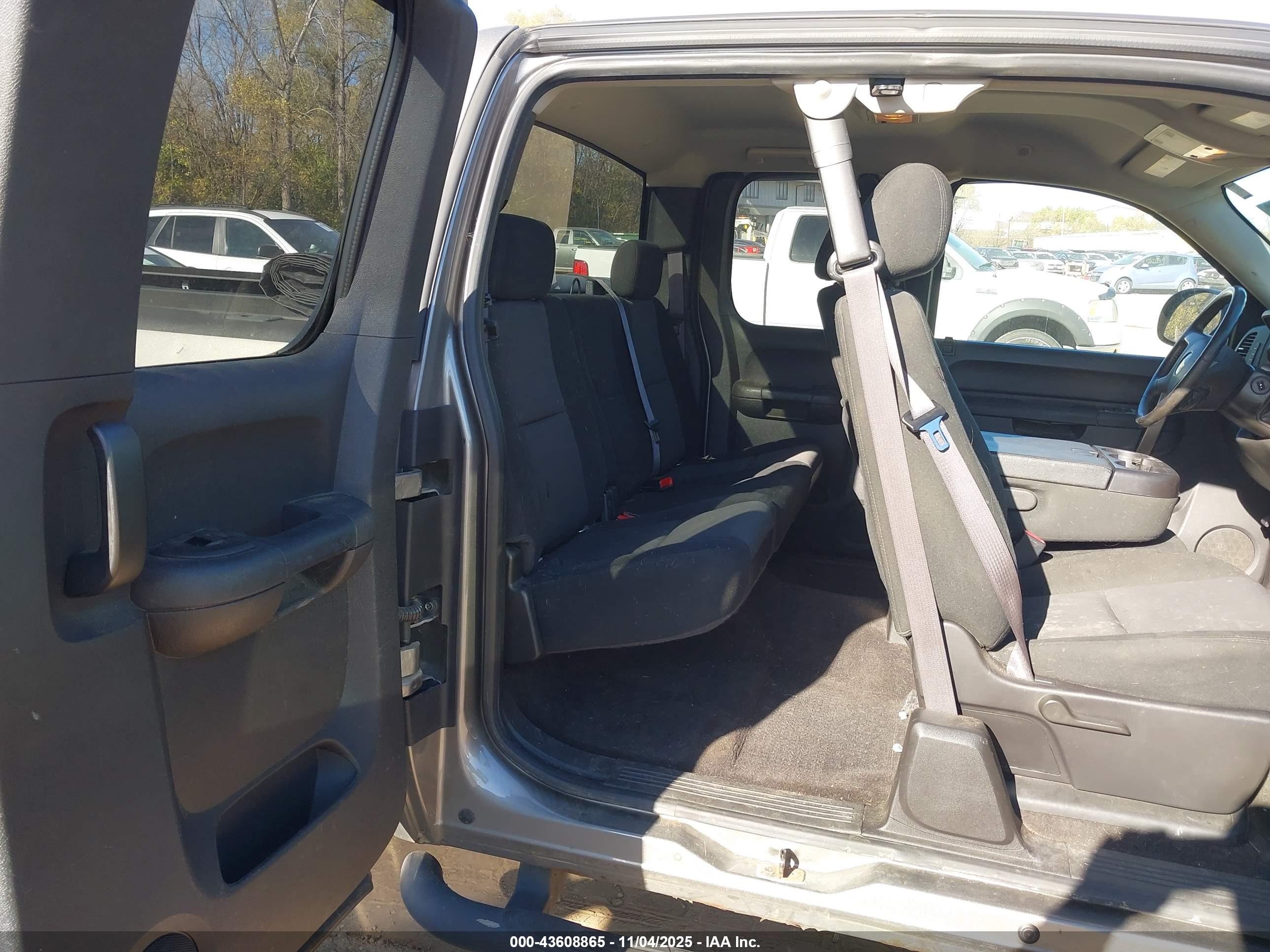 CHEVROLET SILVERADO image 8