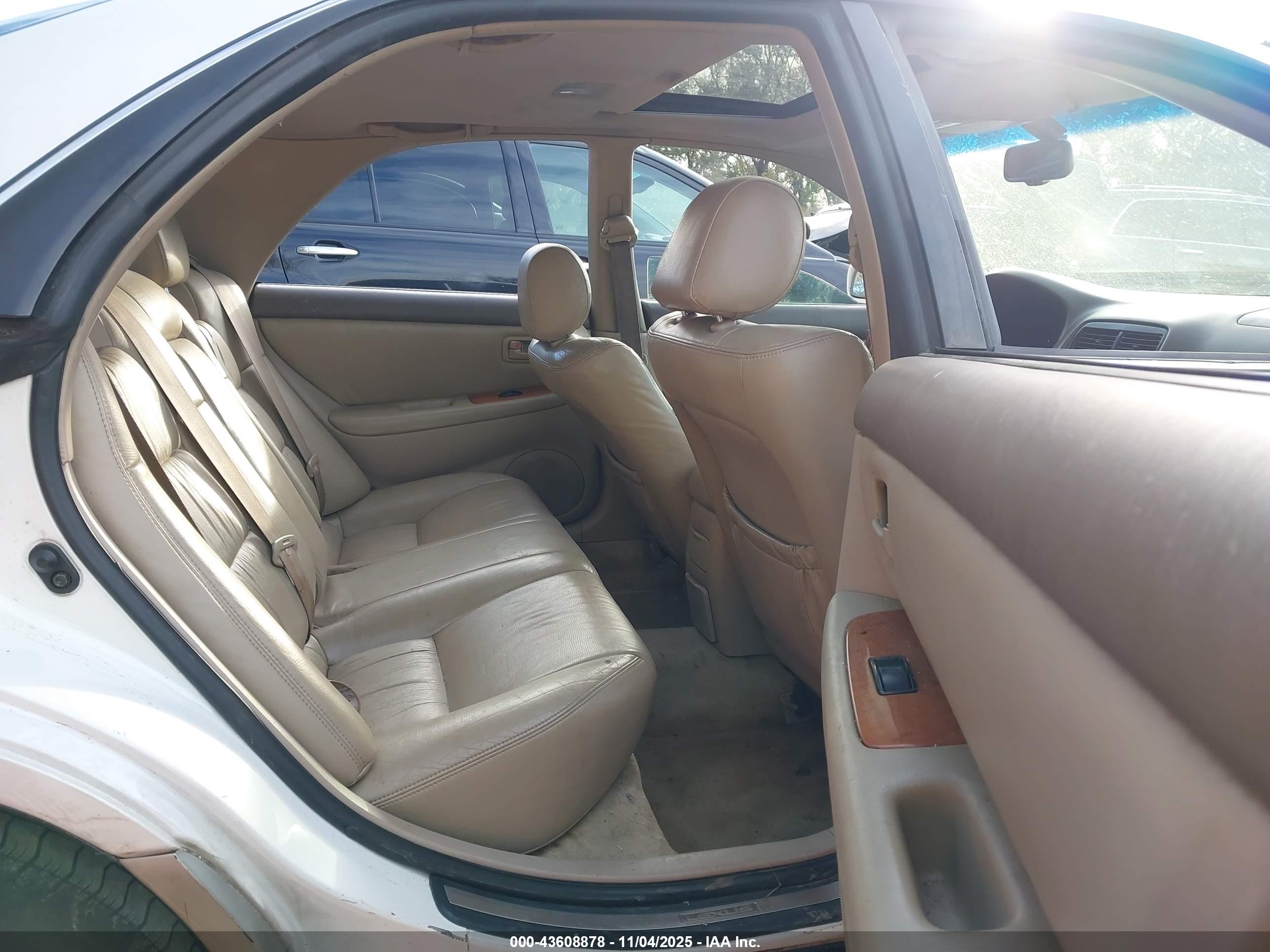 LEXUS ES image 8