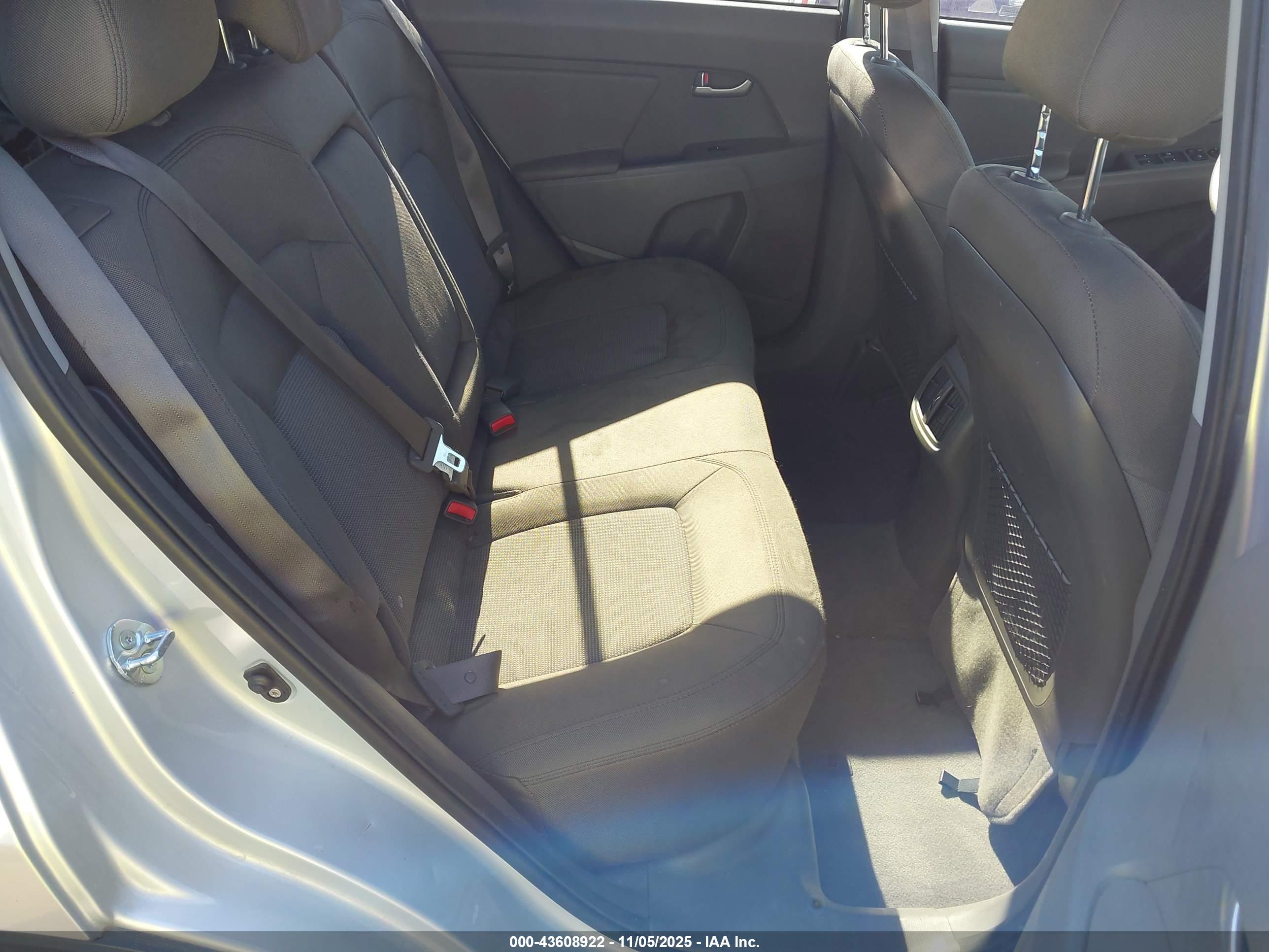 KIA SPORTAGE image 8