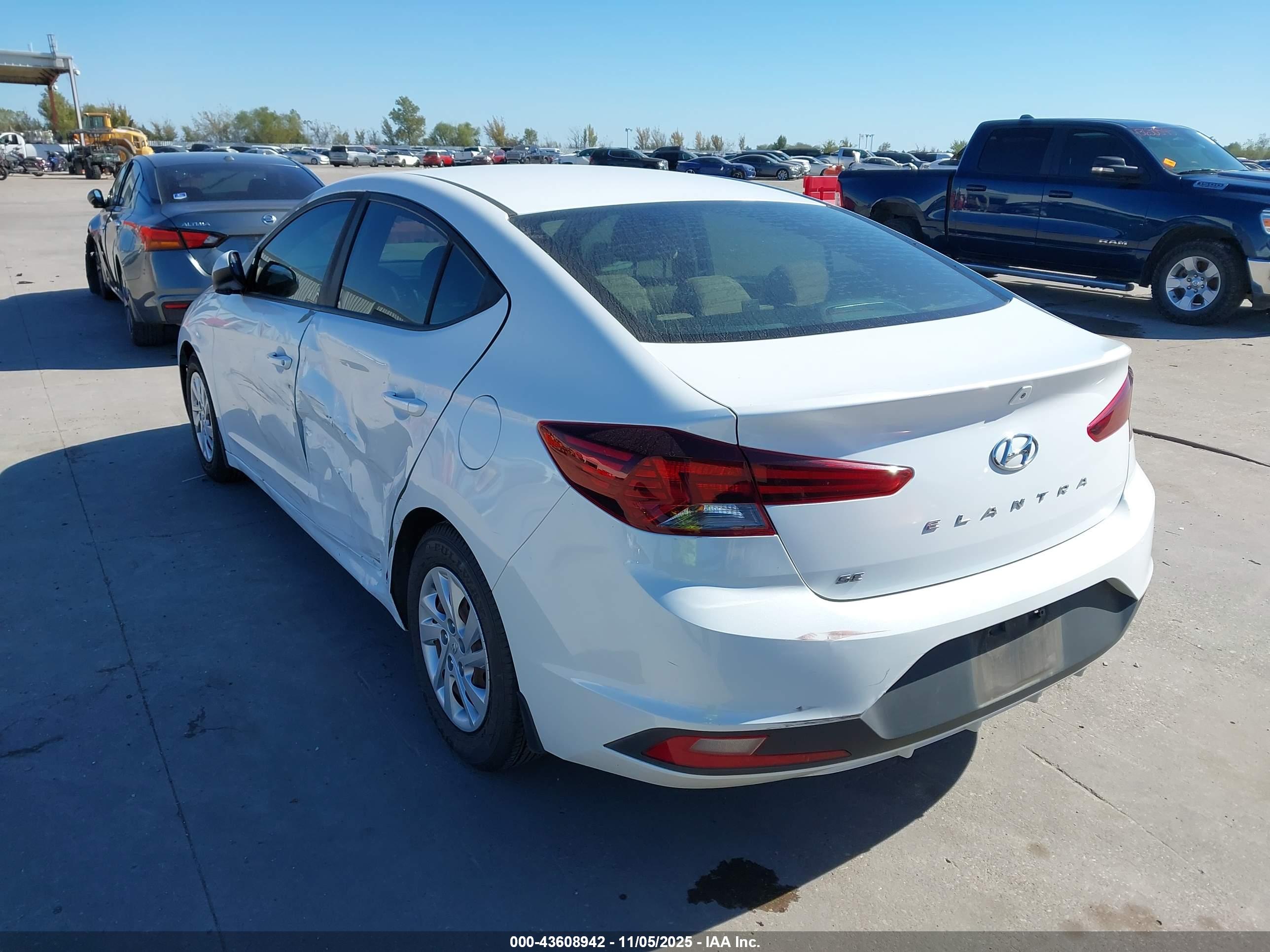 HYUNDAI ELANTRA image 3