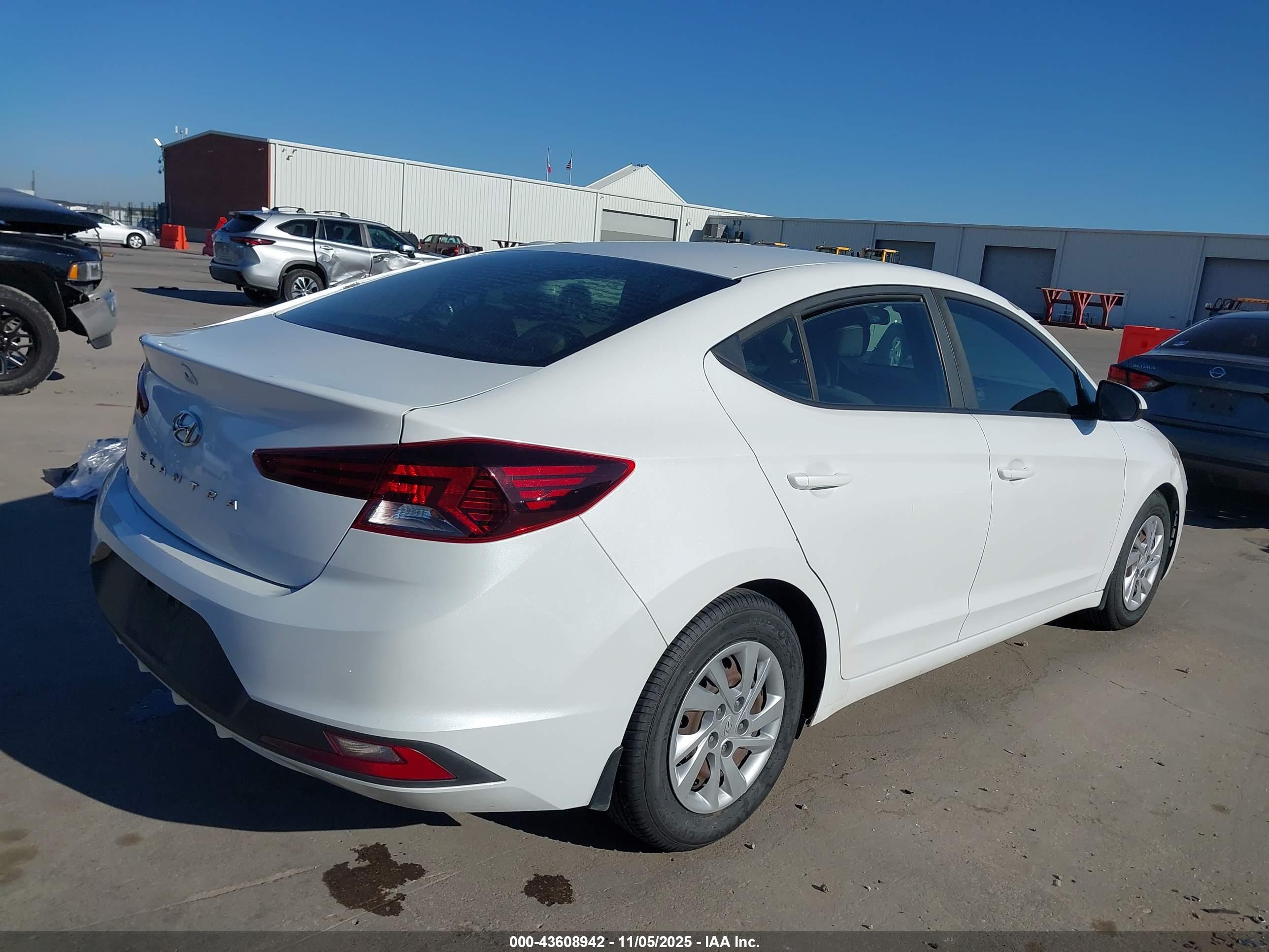 HYUNDAI ELANTRA image 4