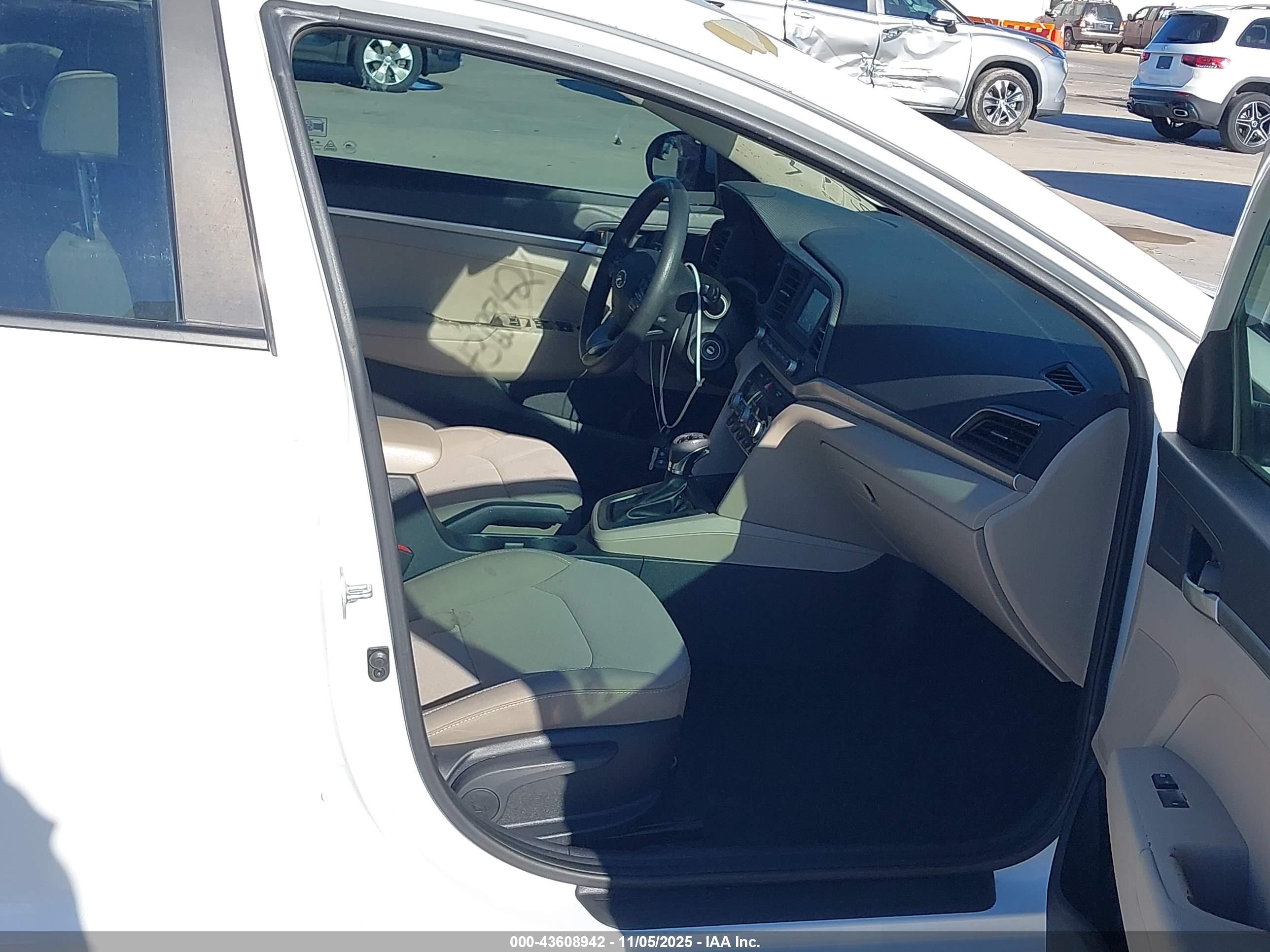 HYUNDAI ELANTRA image 5
