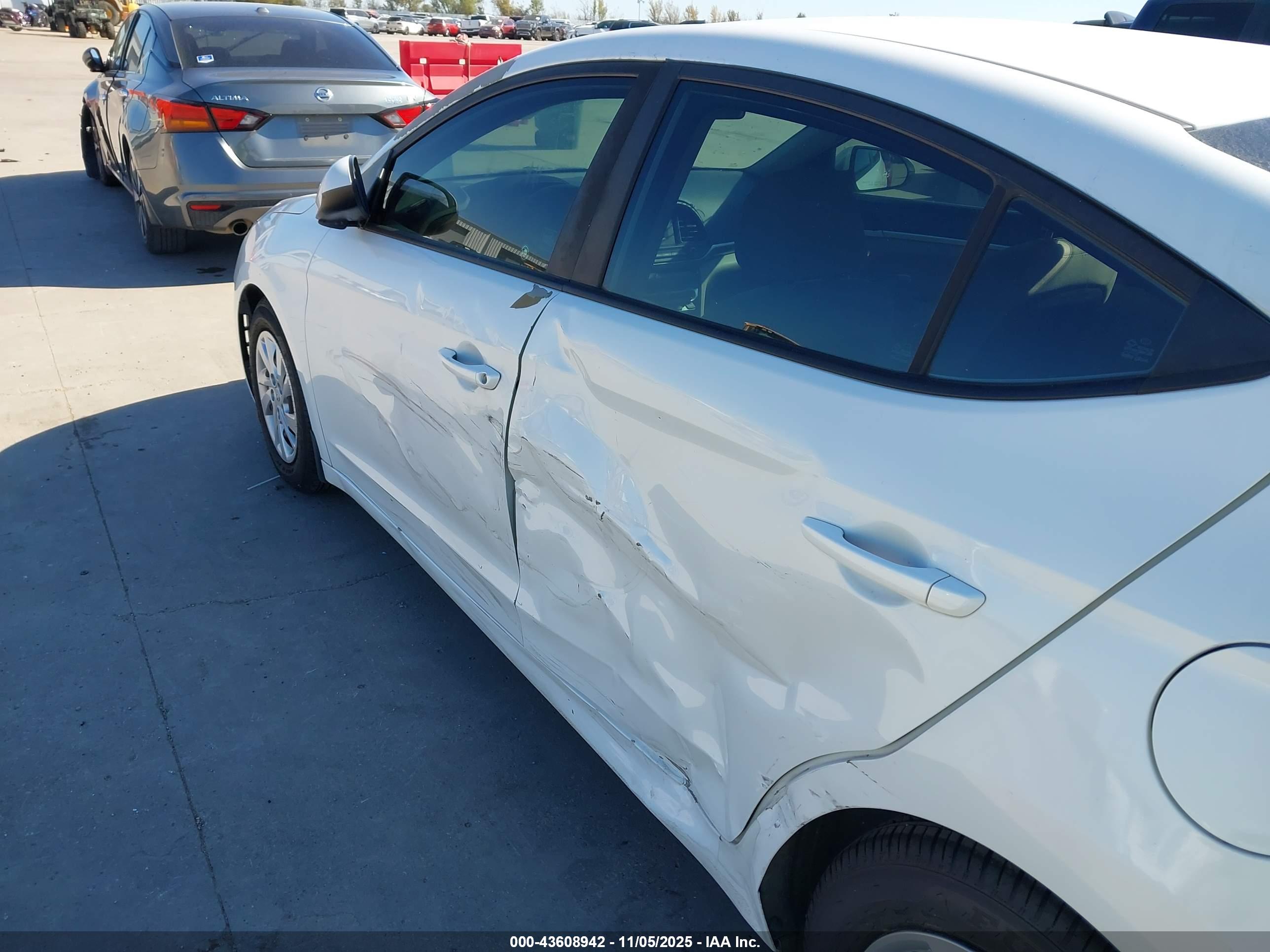 HYUNDAI ELANTRA image 6