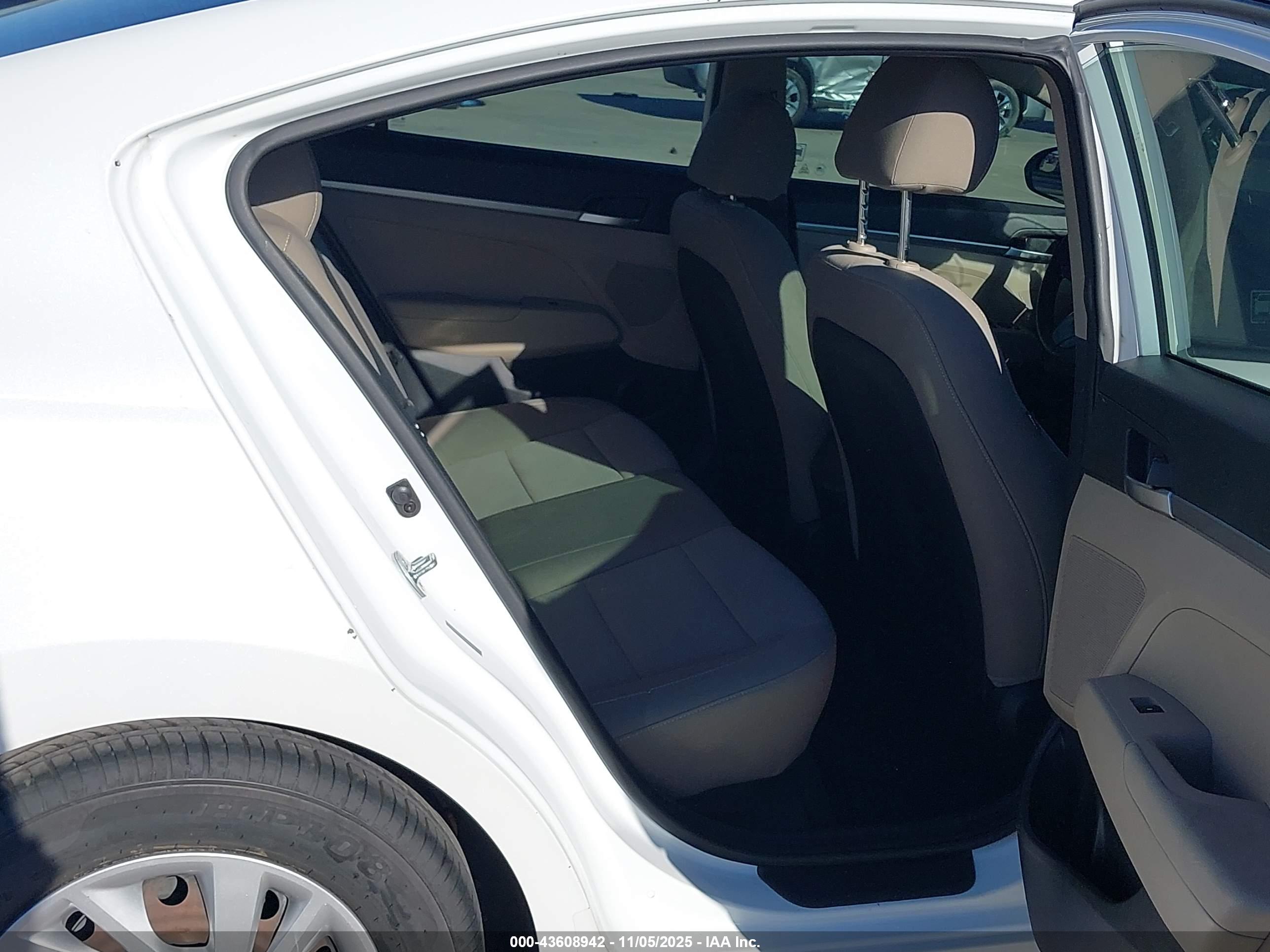 HYUNDAI ELANTRA image 8
