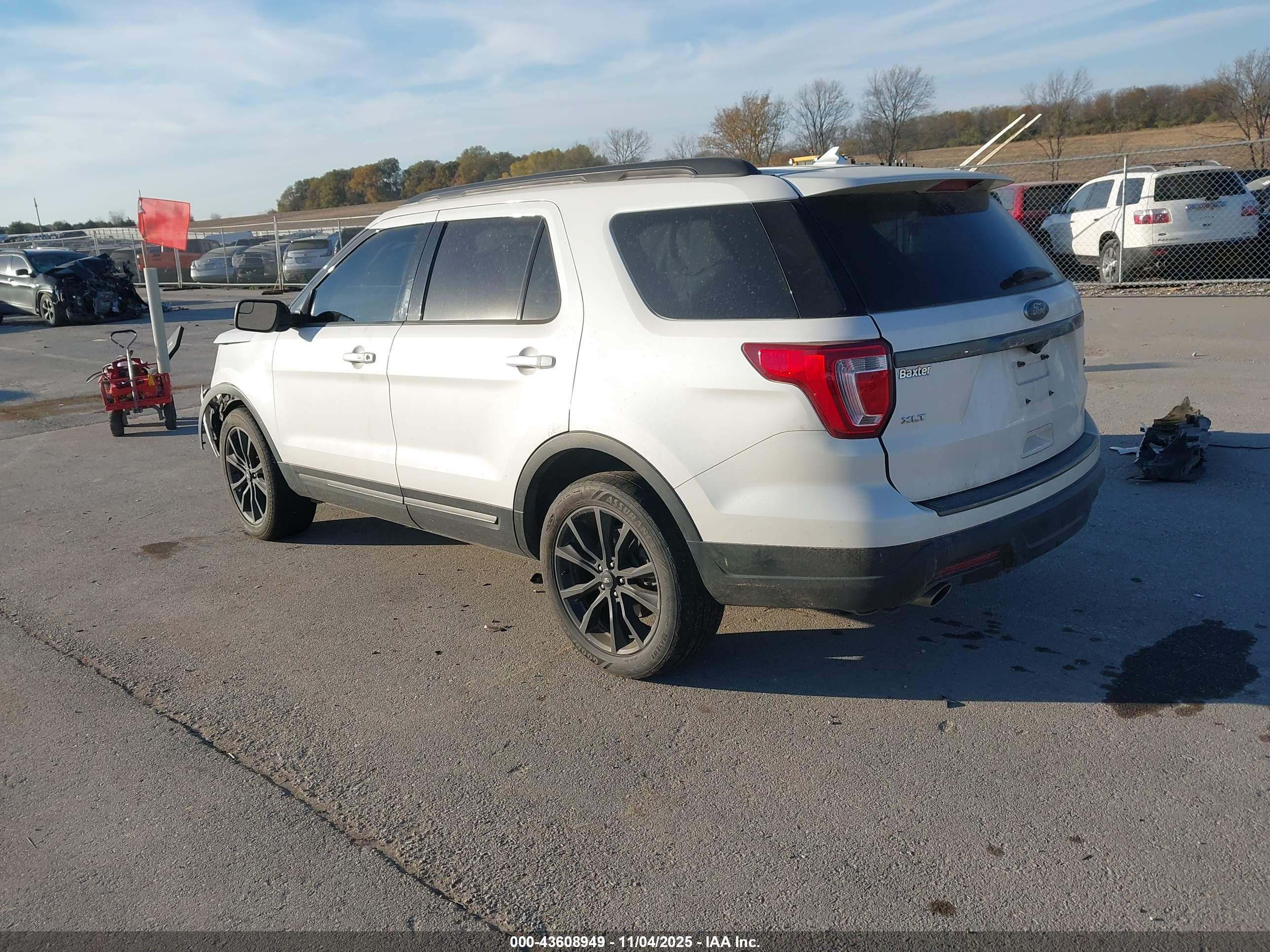 FORD EXPLORER image 3