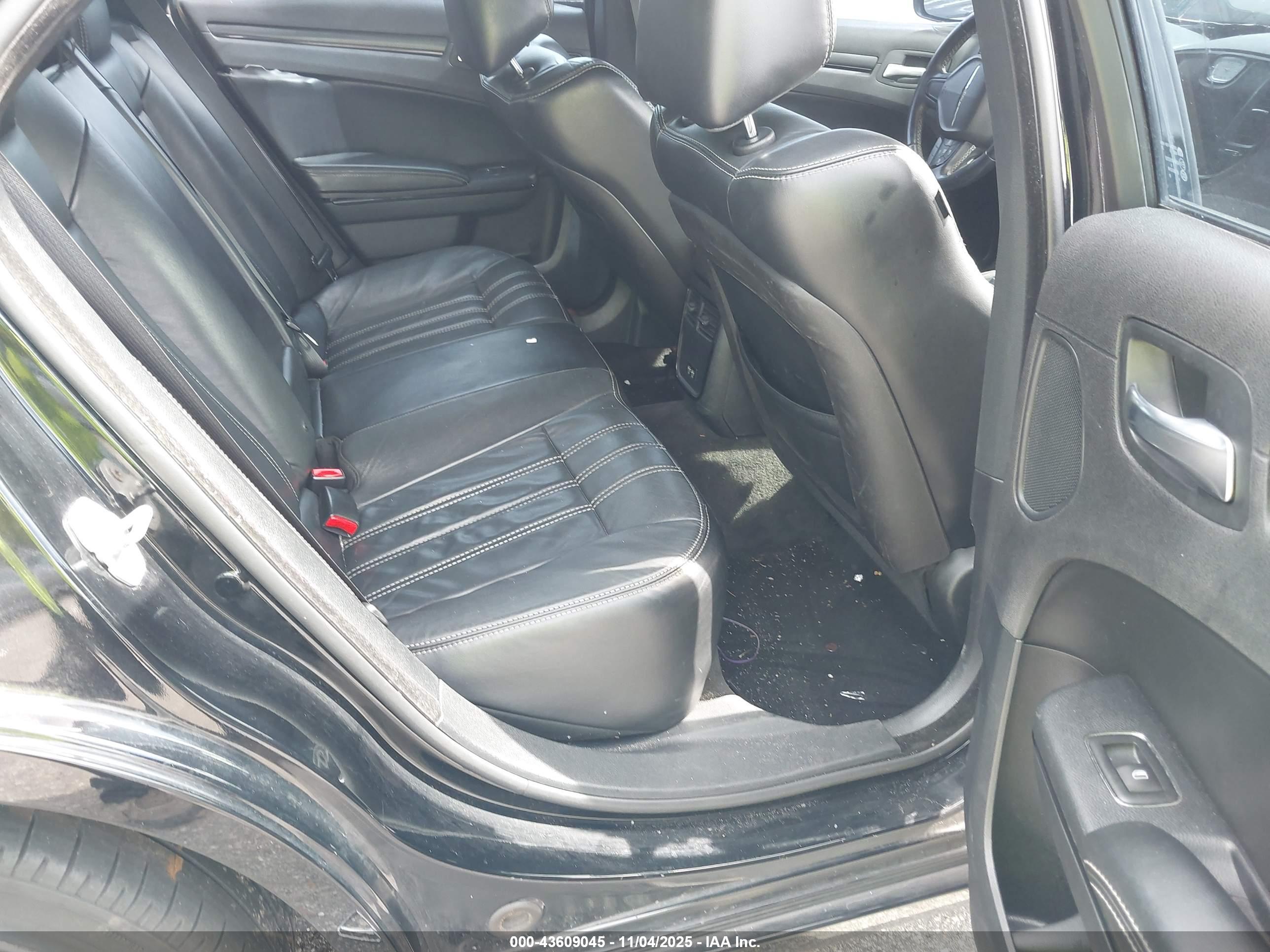 CHRYSLER 300 image 8
