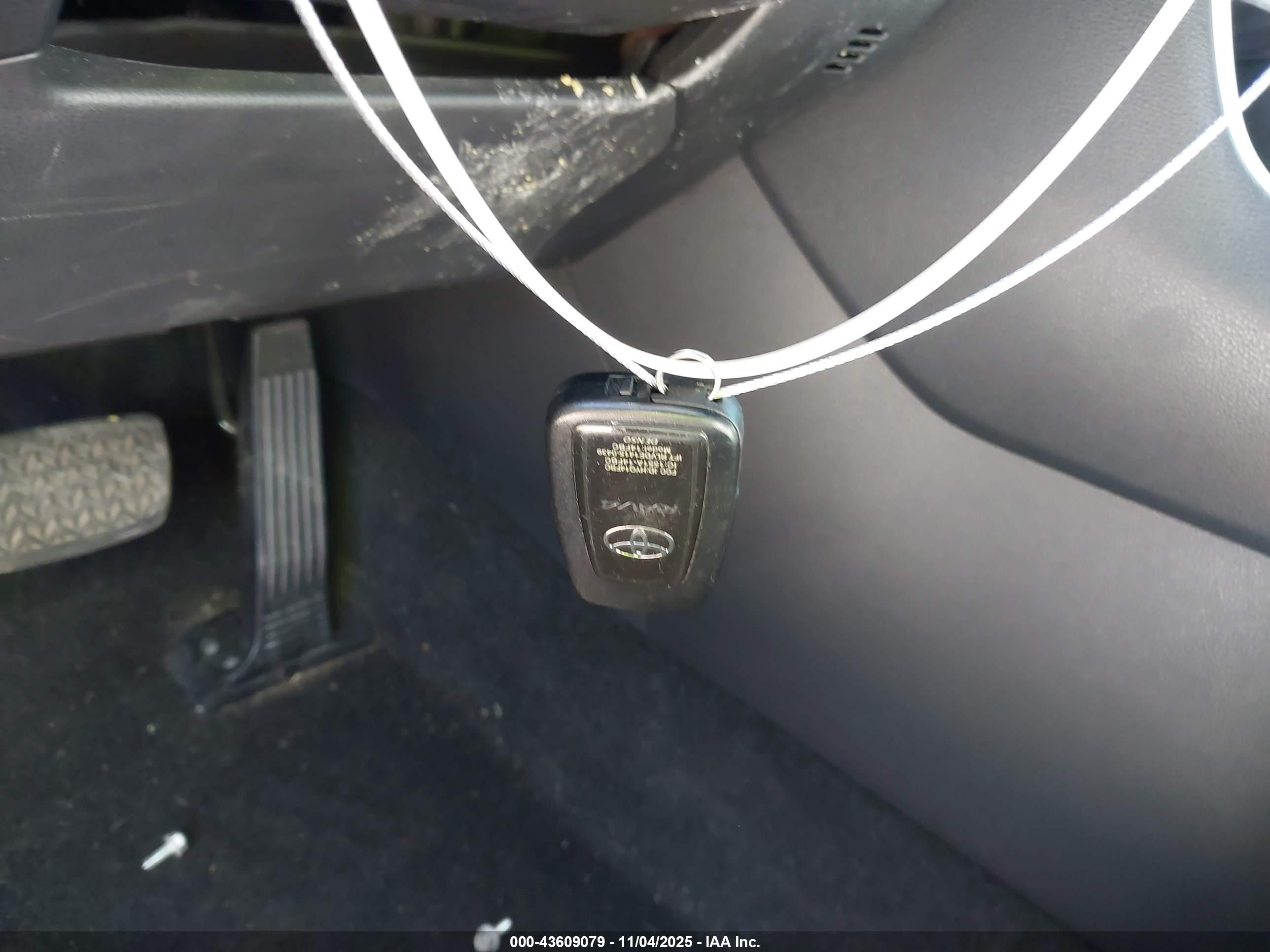TOYOTA RAV4 image 11