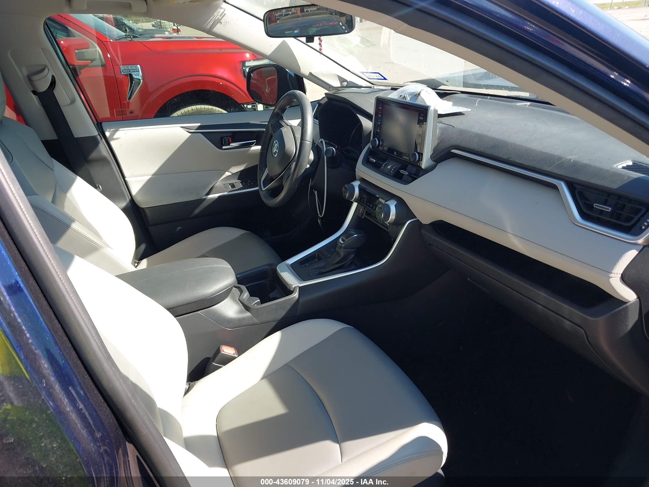 TOYOTA RAV4 image 5