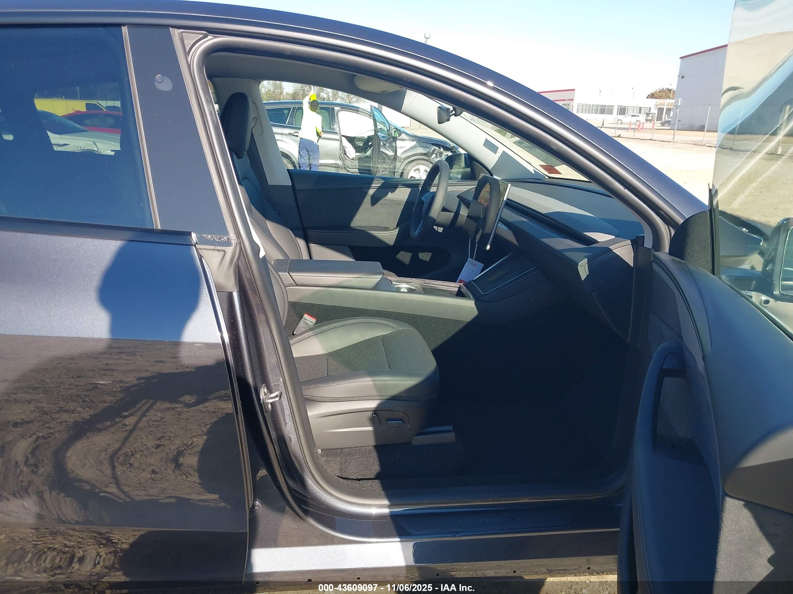 TESLA MODEL image 5
