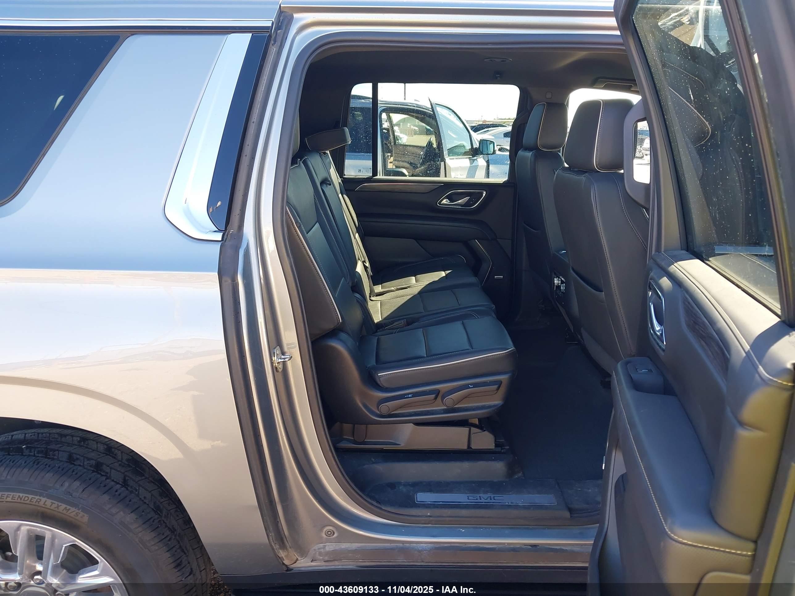GMC YUKON image 8