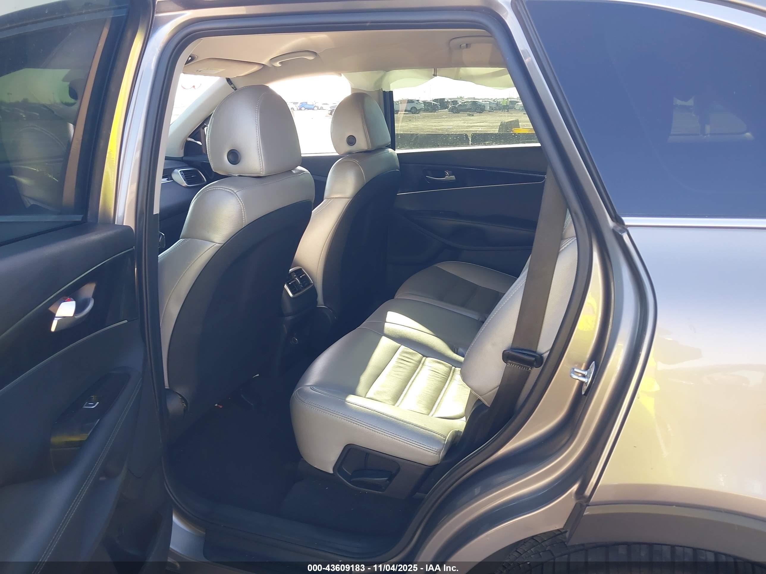 KIA SORENTO image 8
