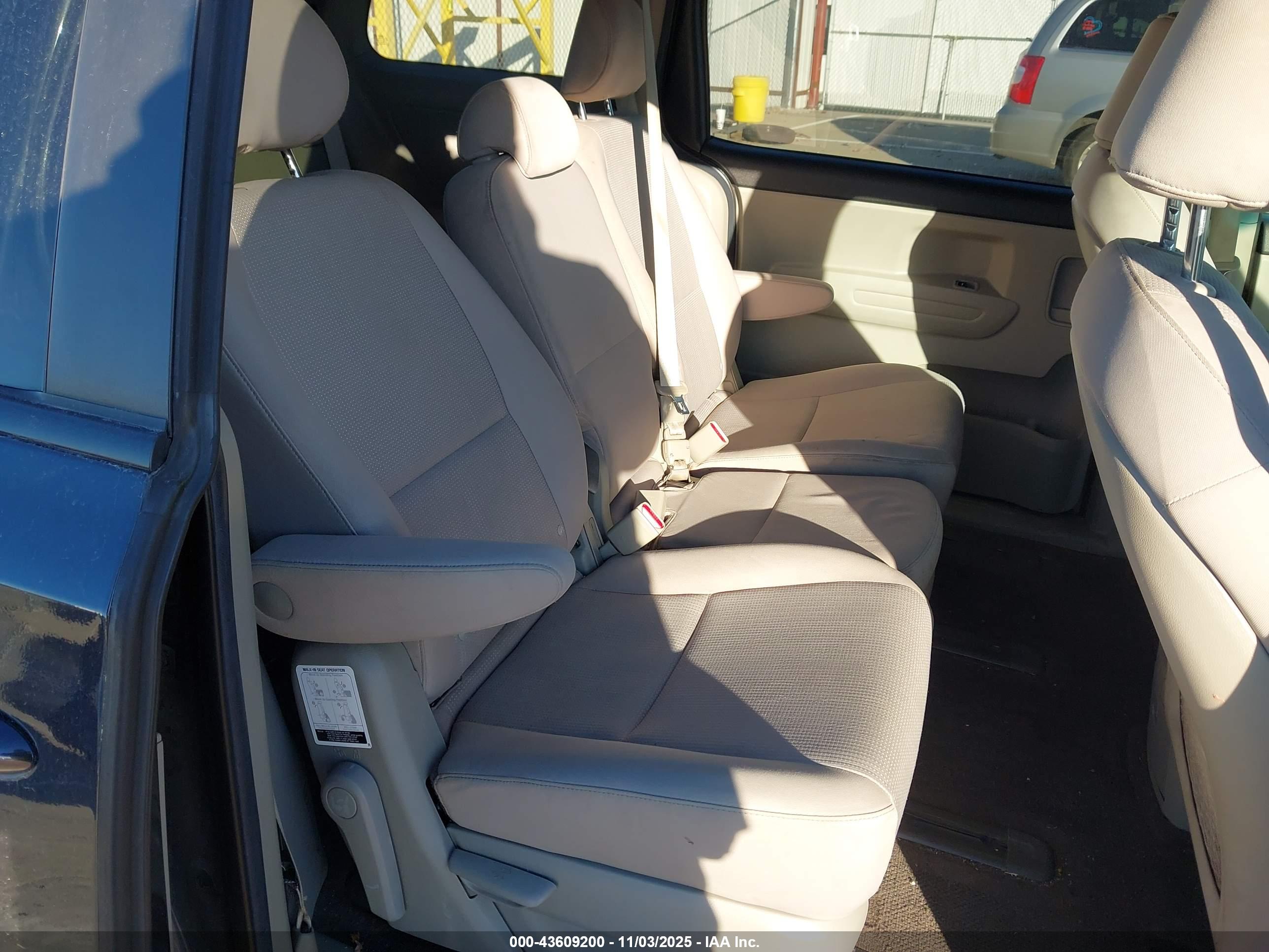 KIA SEDONA image 8