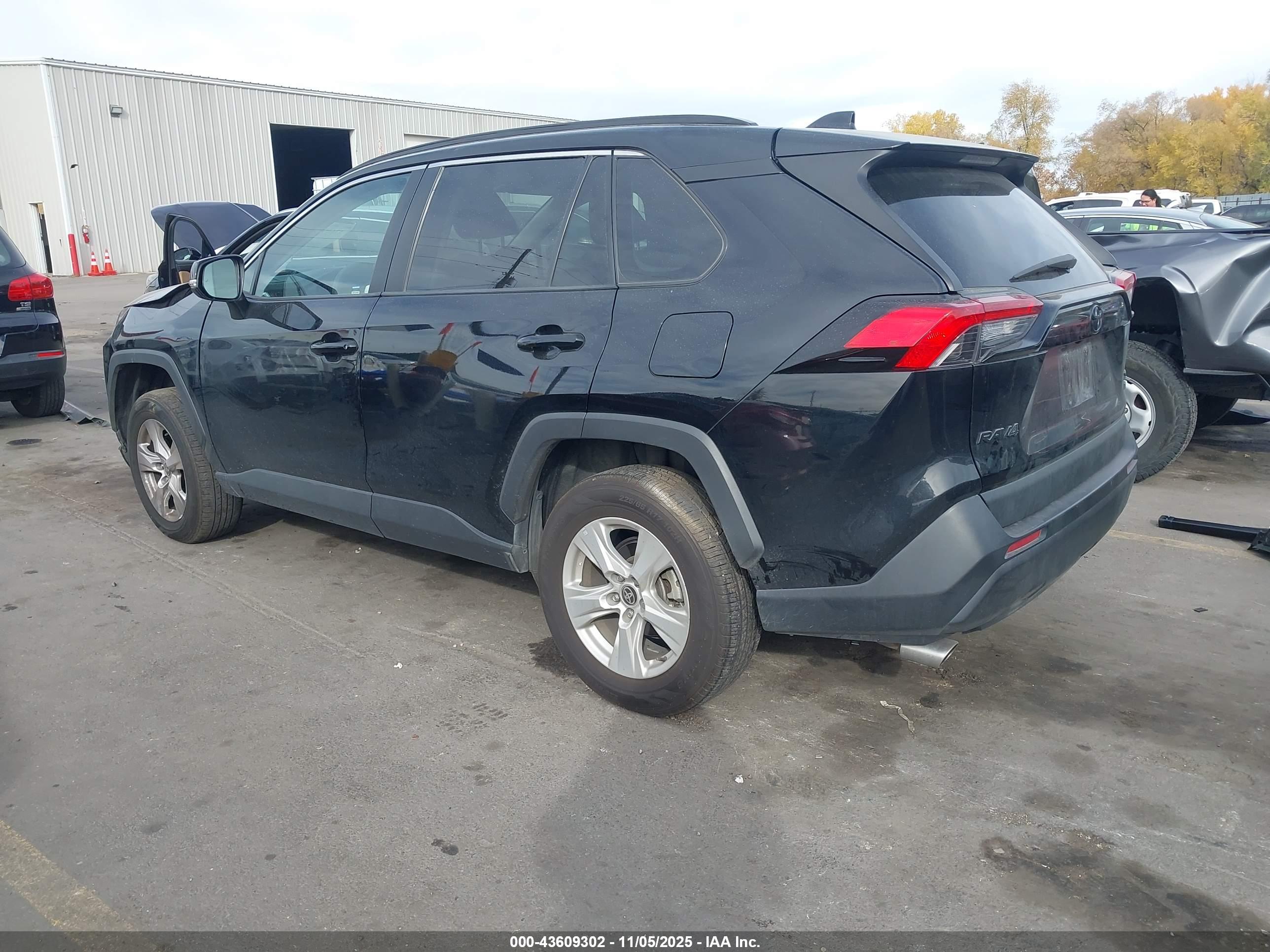 TOYOTA RAV4 image 3