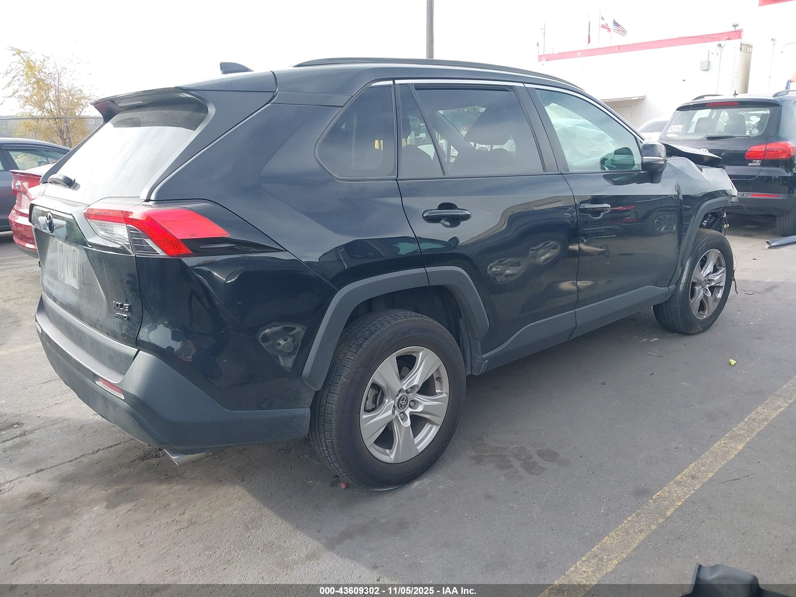 TOYOTA RAV4 image 4