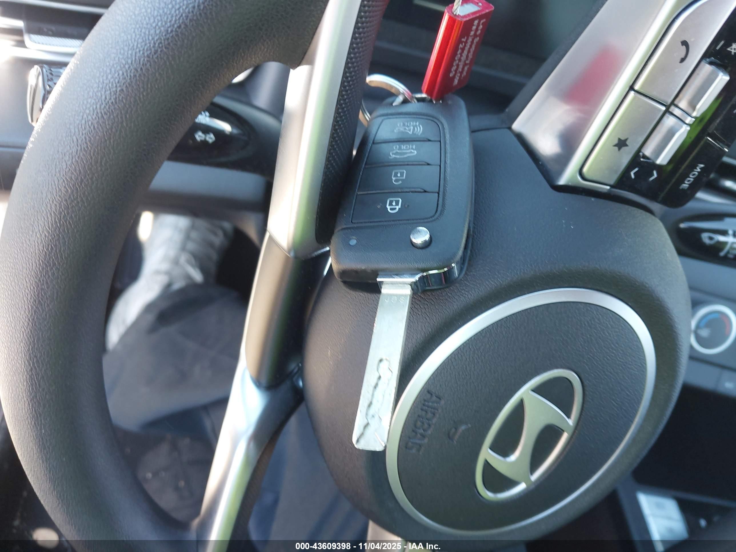 HYUNDAI ELANTRA image 11