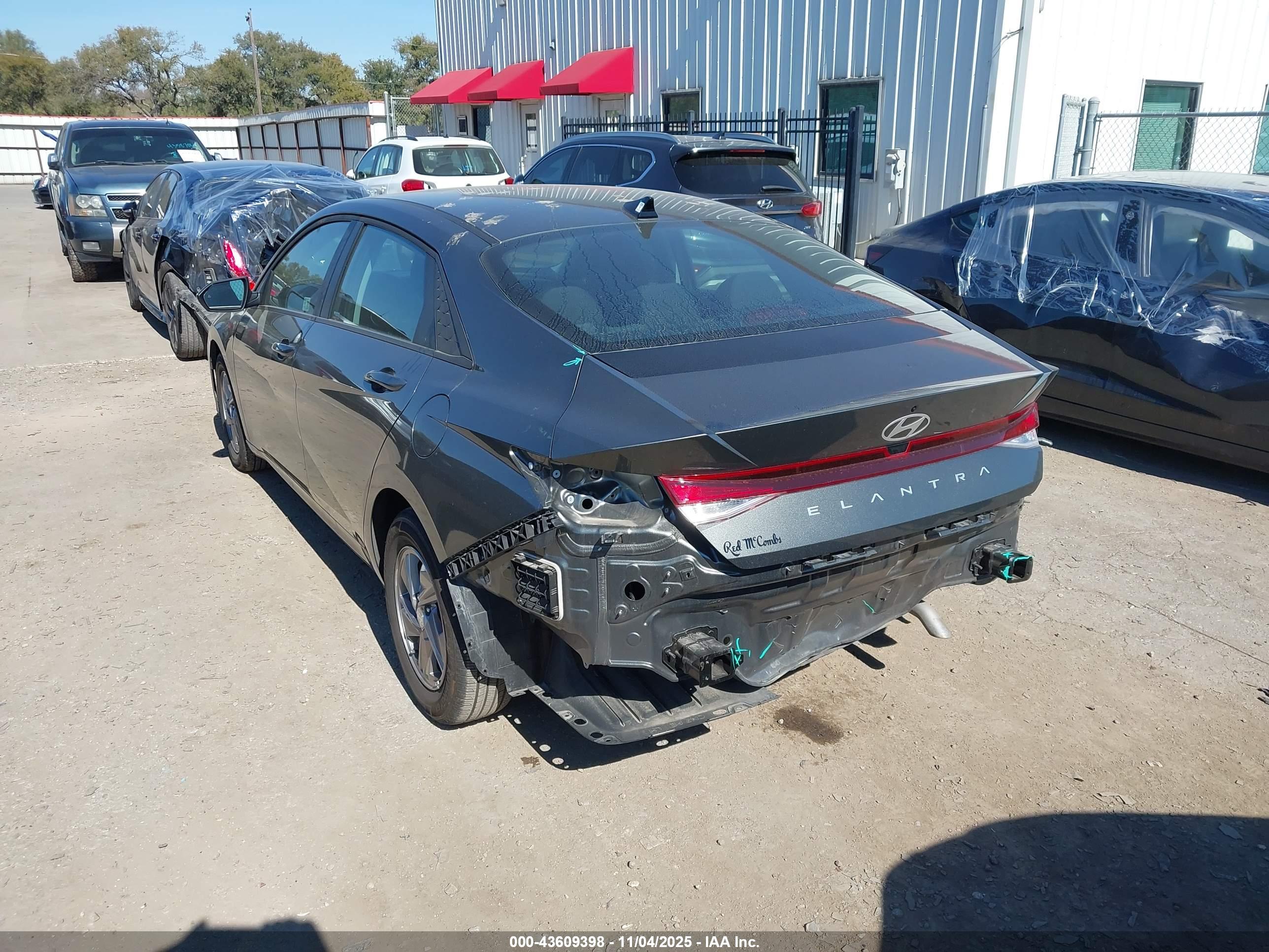 HYUNDAI ELANTRA image 3