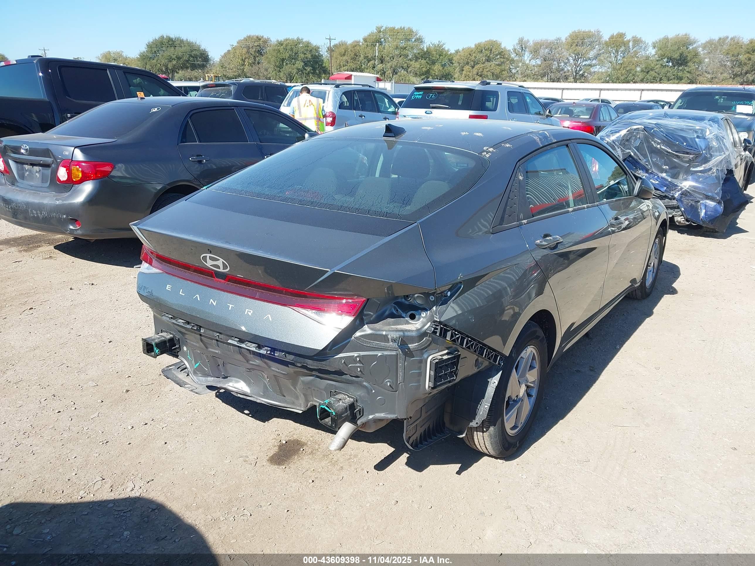 HYUNDAI ELANTRA image 4