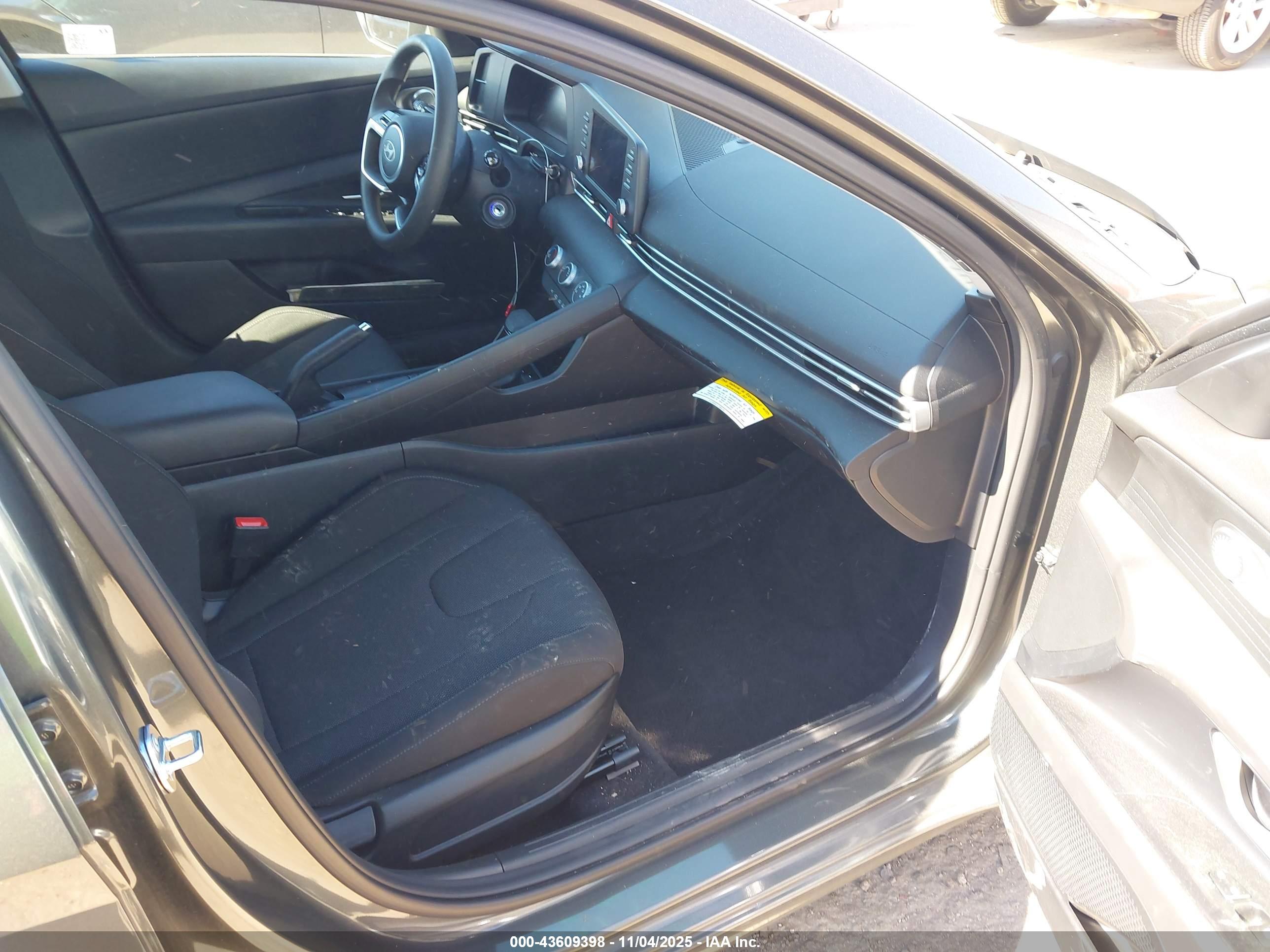 HYUNDAI ELANTRA image 5
