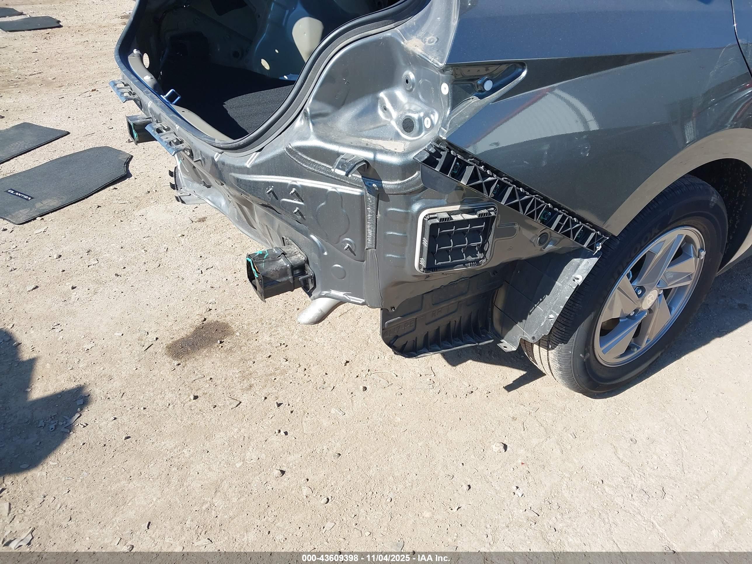 HYUNDAI ELANTRA image 6