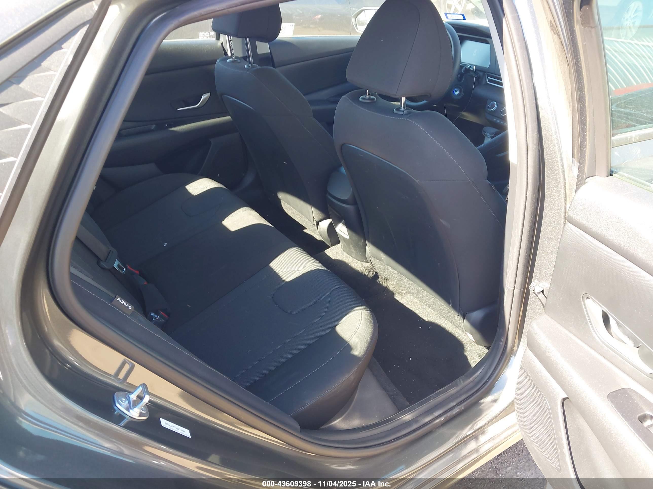 HYUNDAI ELANTRA image 8