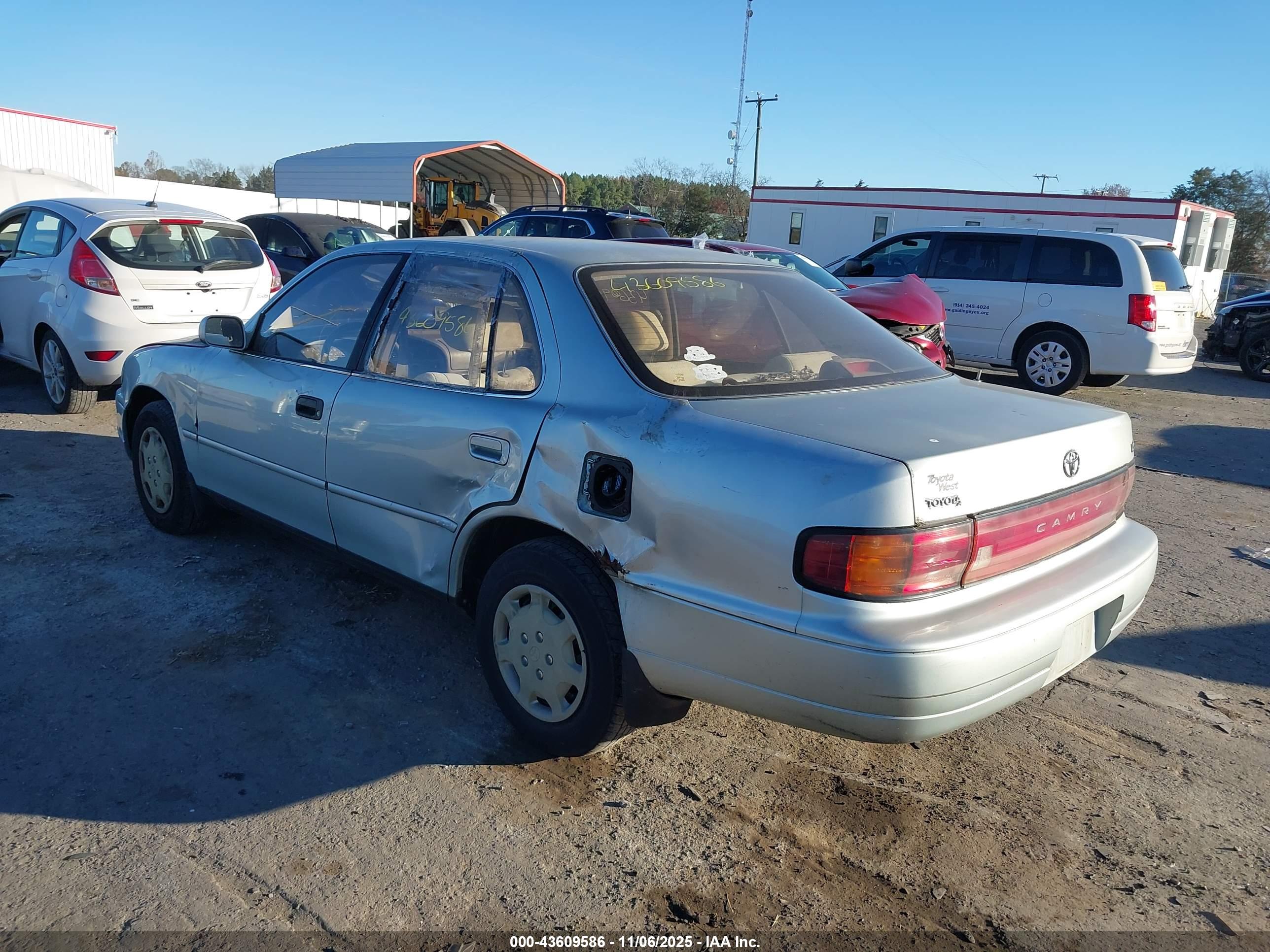 TOYOTA CAMRY image 3