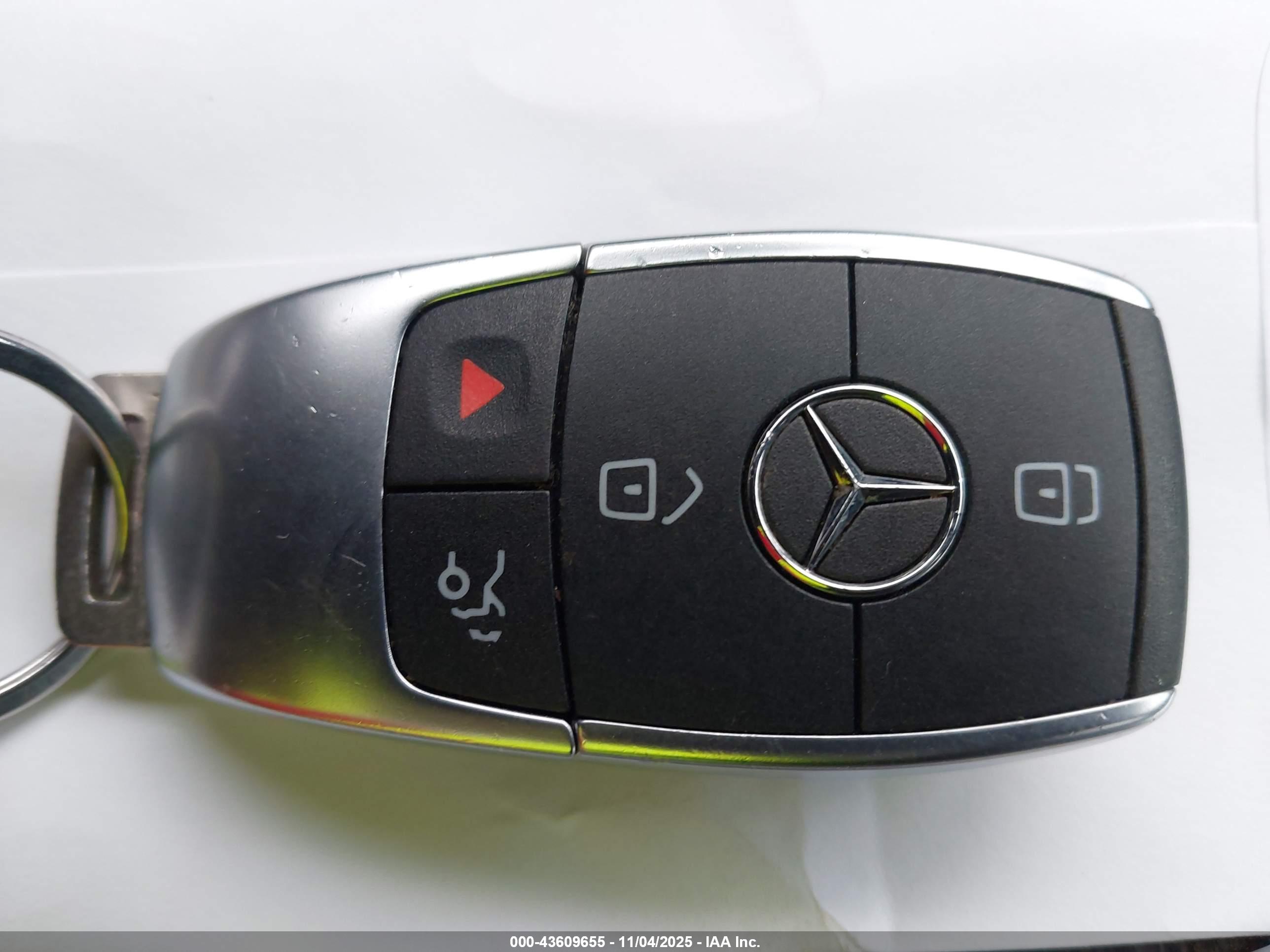 MERCEDES-BENZ GLC image 11