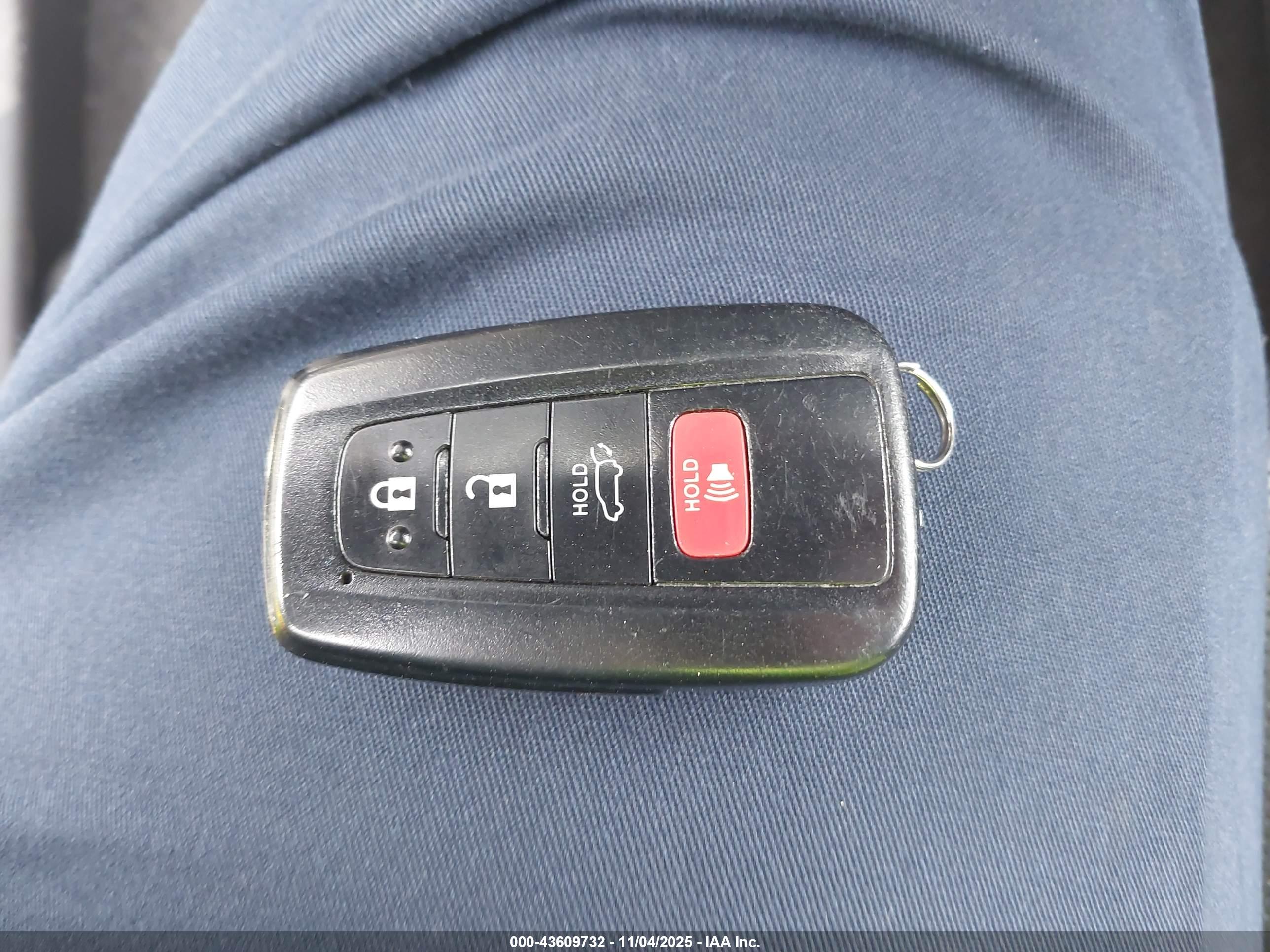 TOYOTA RAV4 image 11