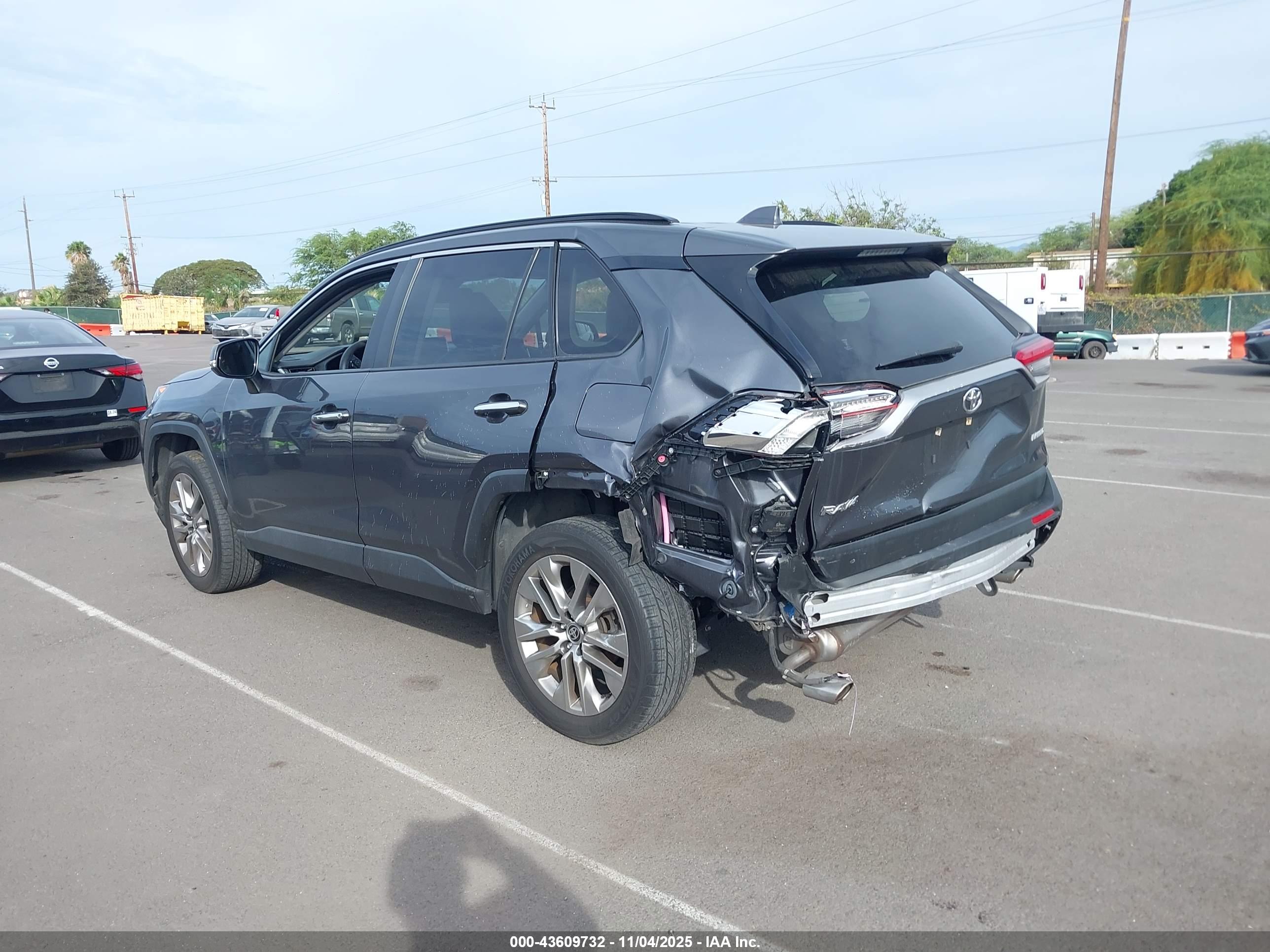 TOYOTA RAV4 image 3