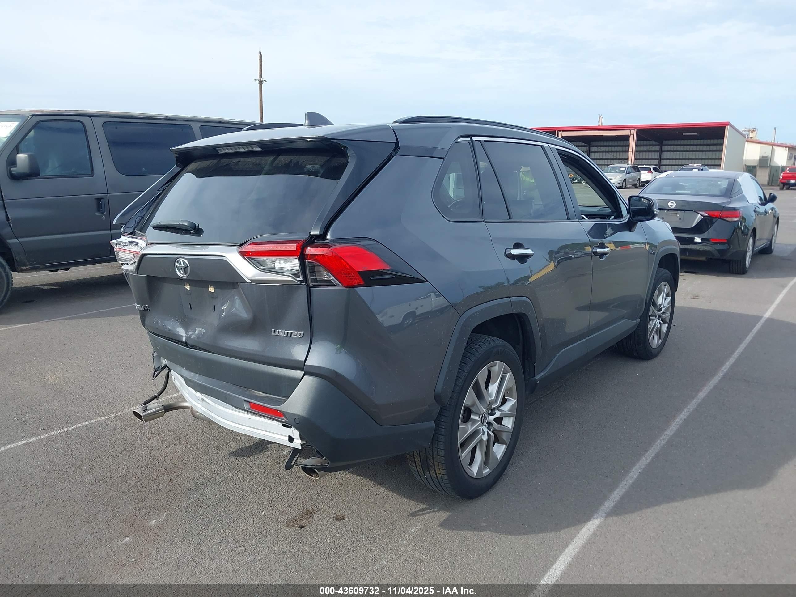 TOYOTA RAV4 image 4