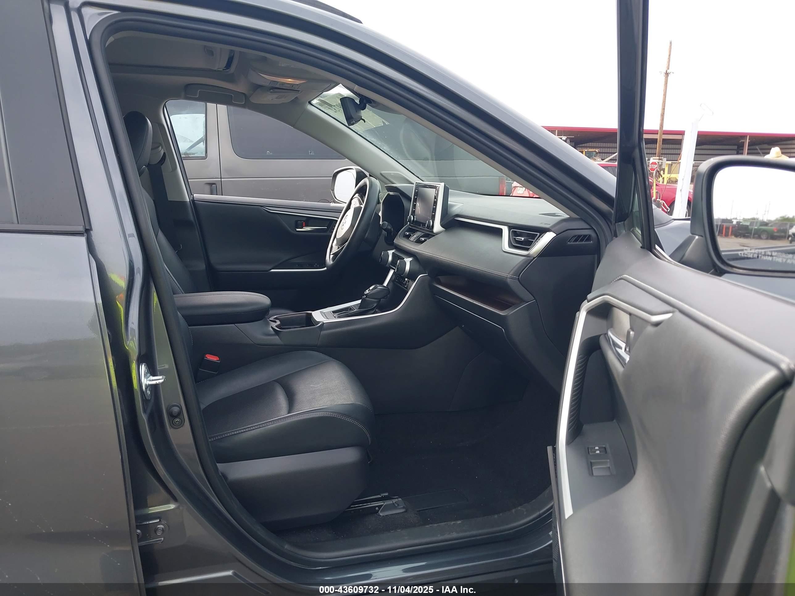TOYOTA RAV4 image 5