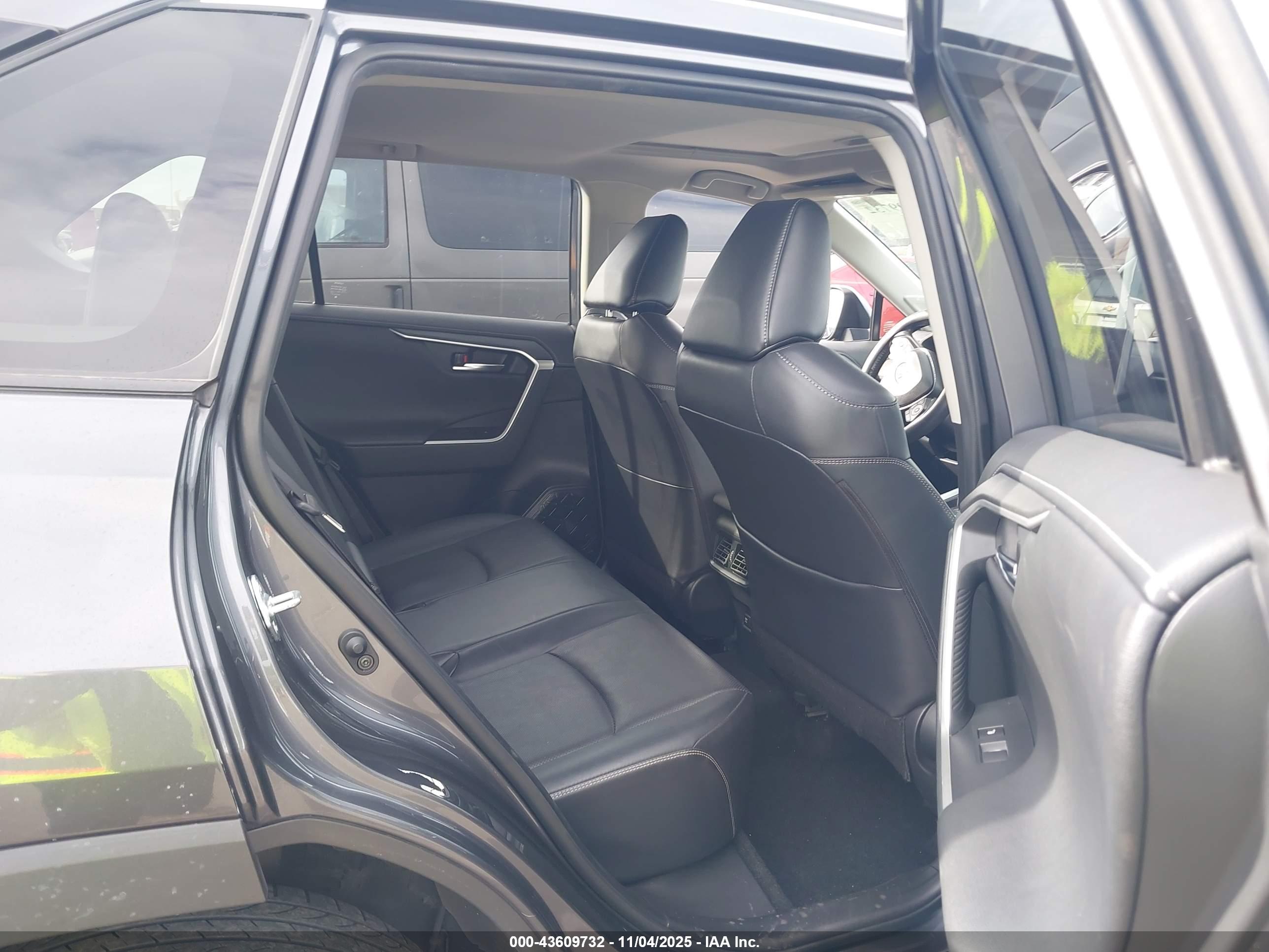 TOYOTA RAV4 image 8