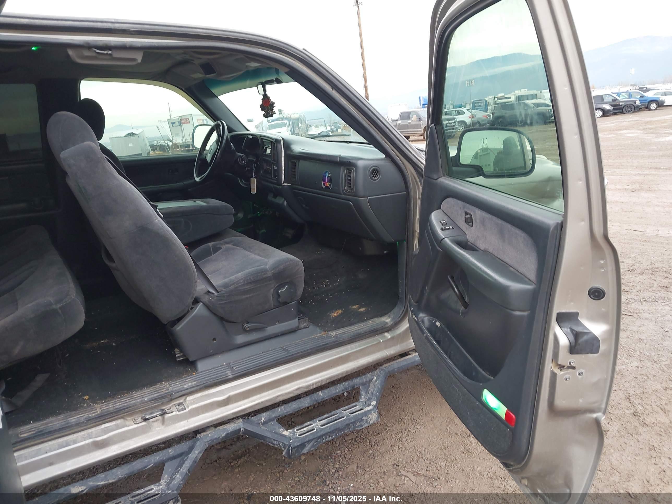 CHEVROLET SILVERADO image 5
