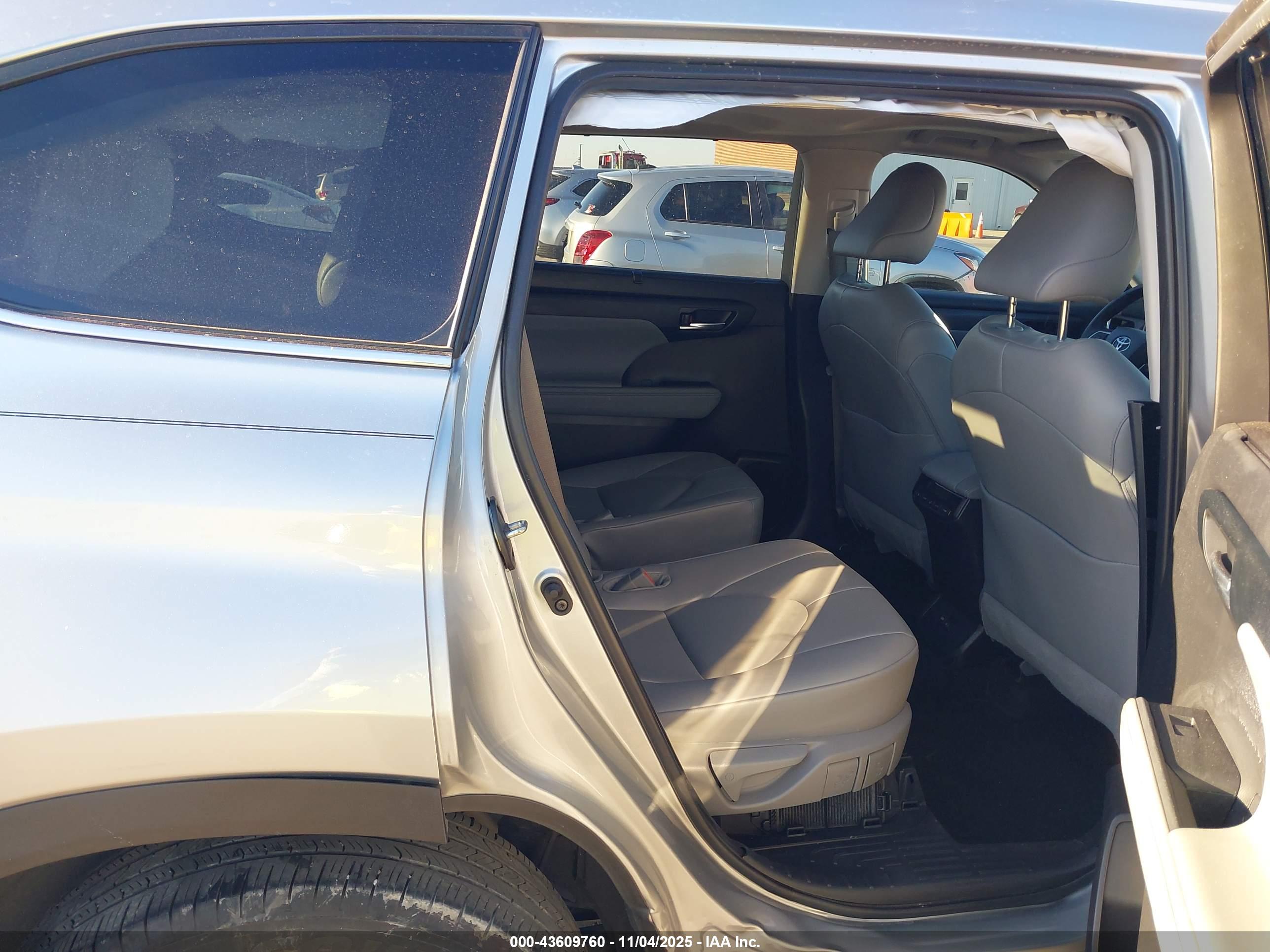TOYOTA HIGHLANDER image 8