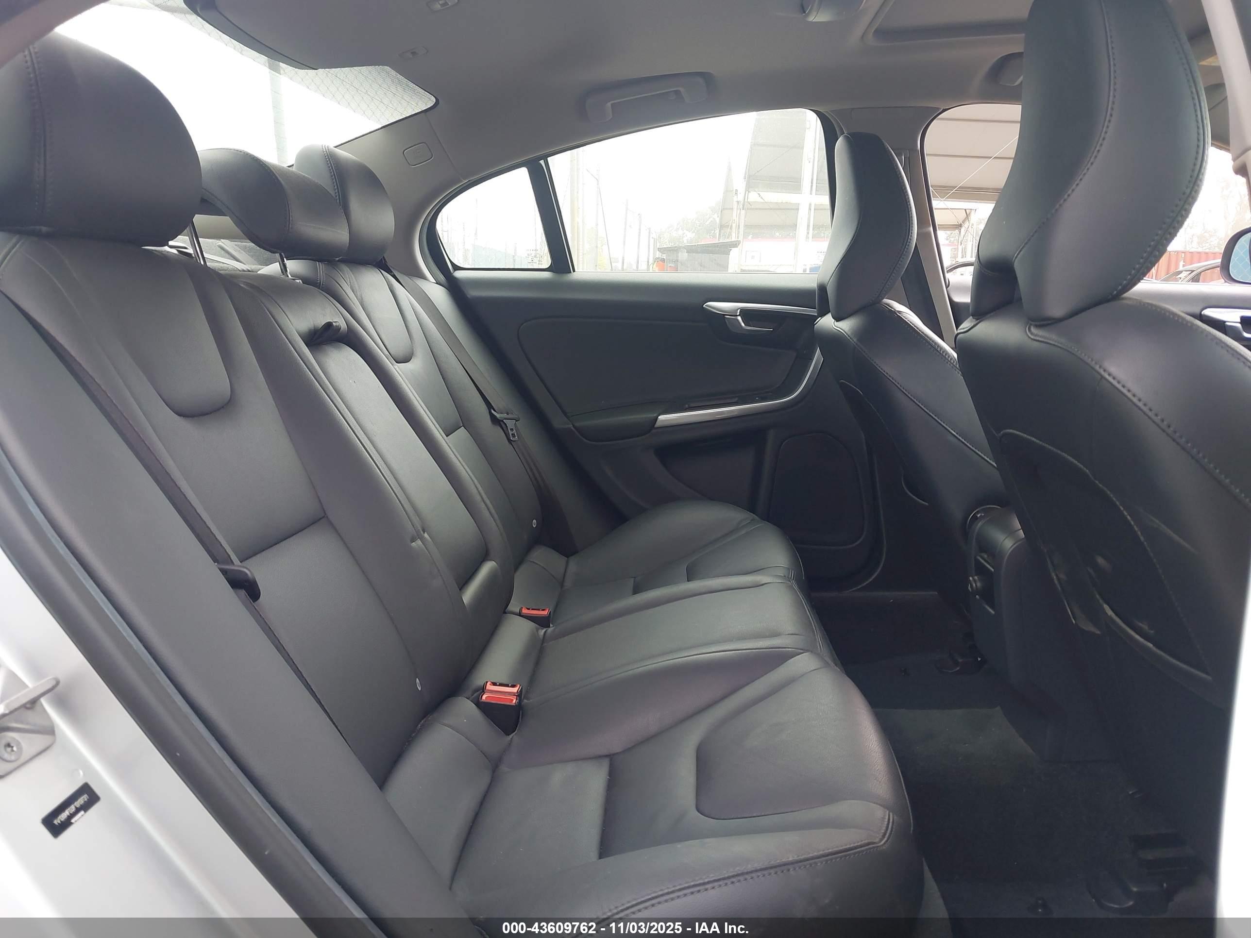 VOLVO S60 image 8