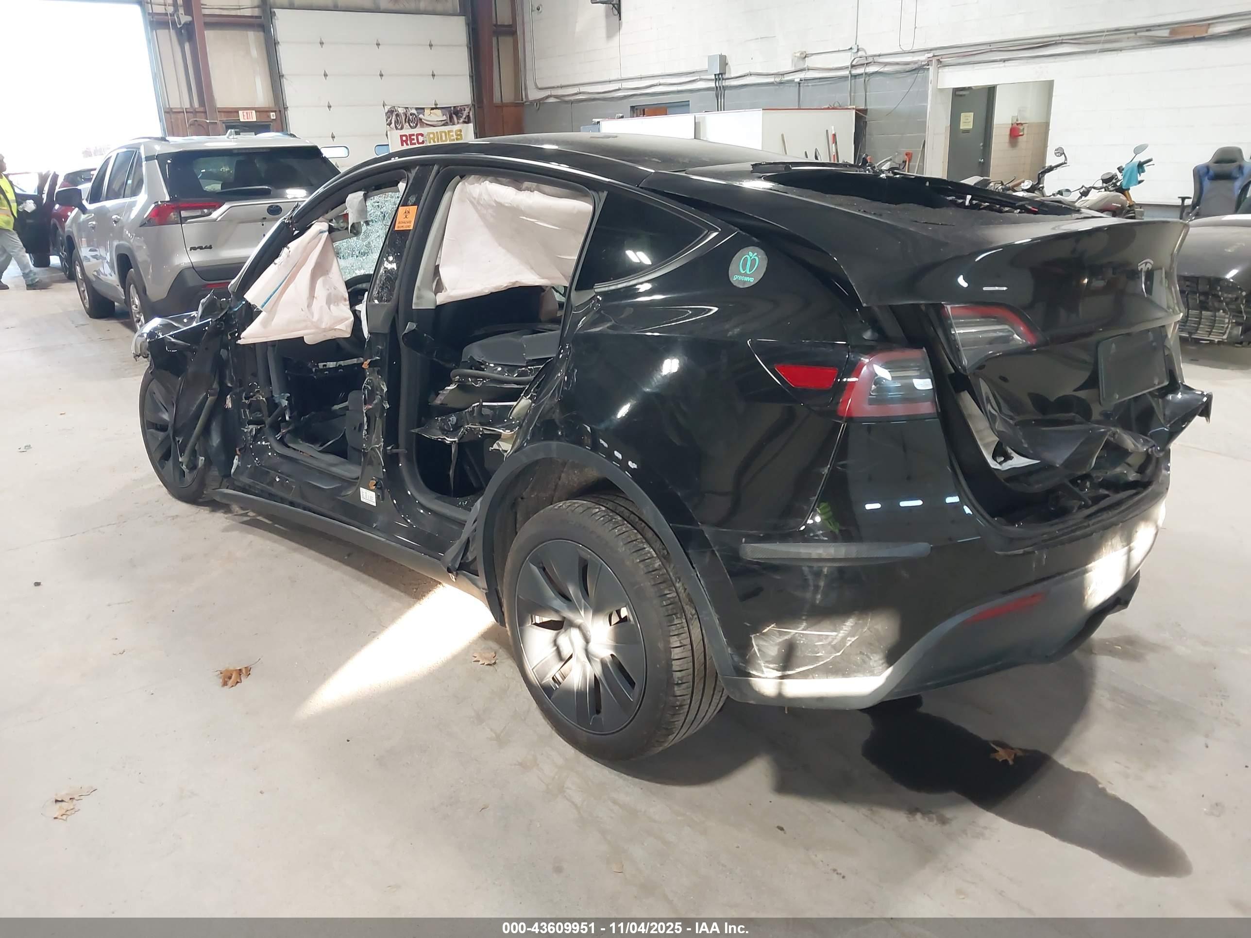 TESLA MODEL image 3