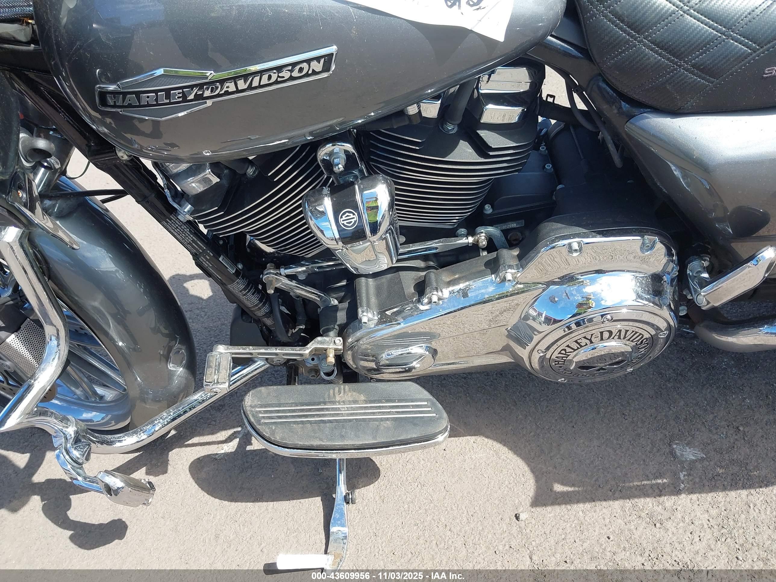 HARLEY-DAVIDSON FLTRX image 9