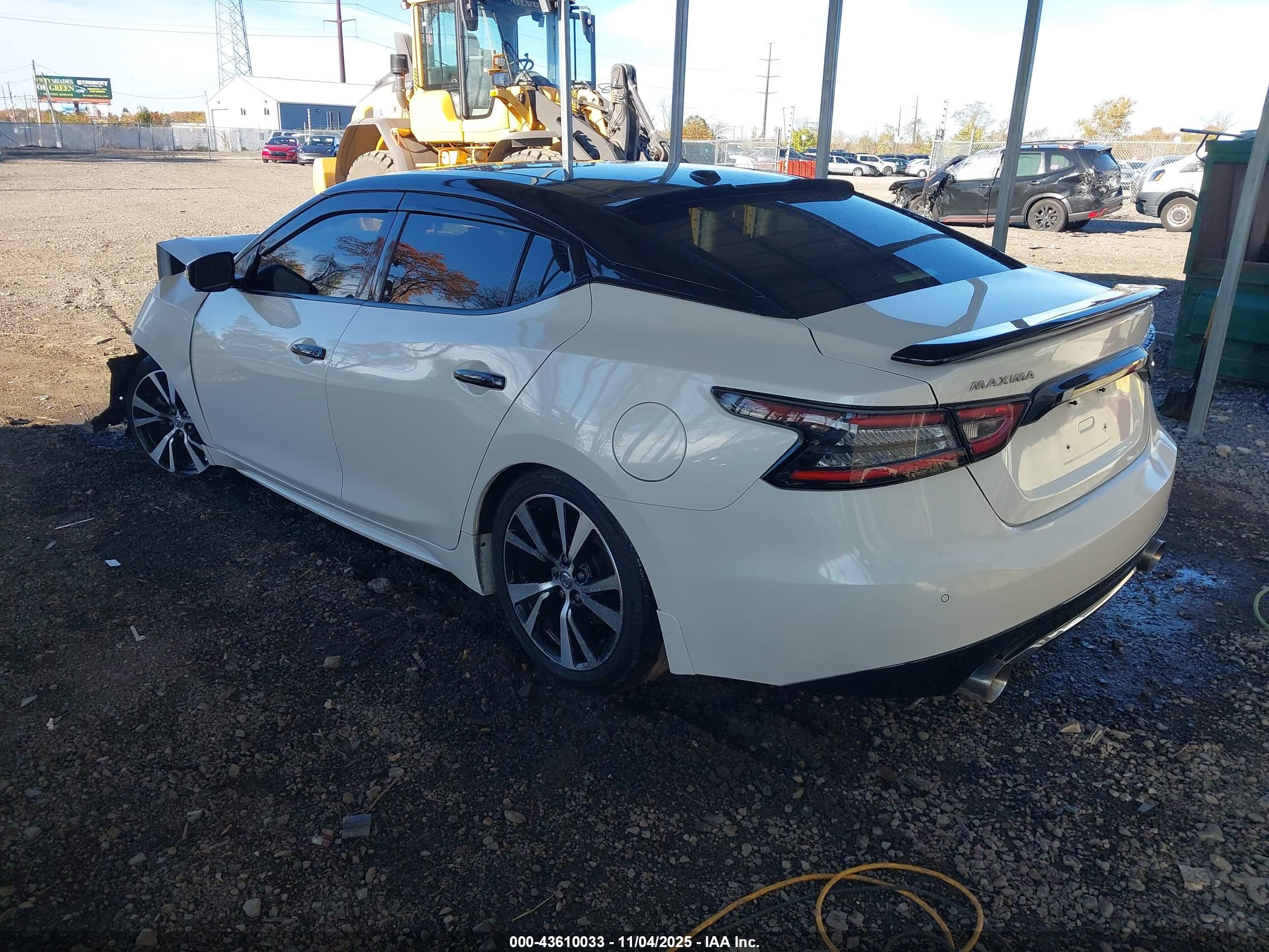 NISSAN MAXIMA image 3