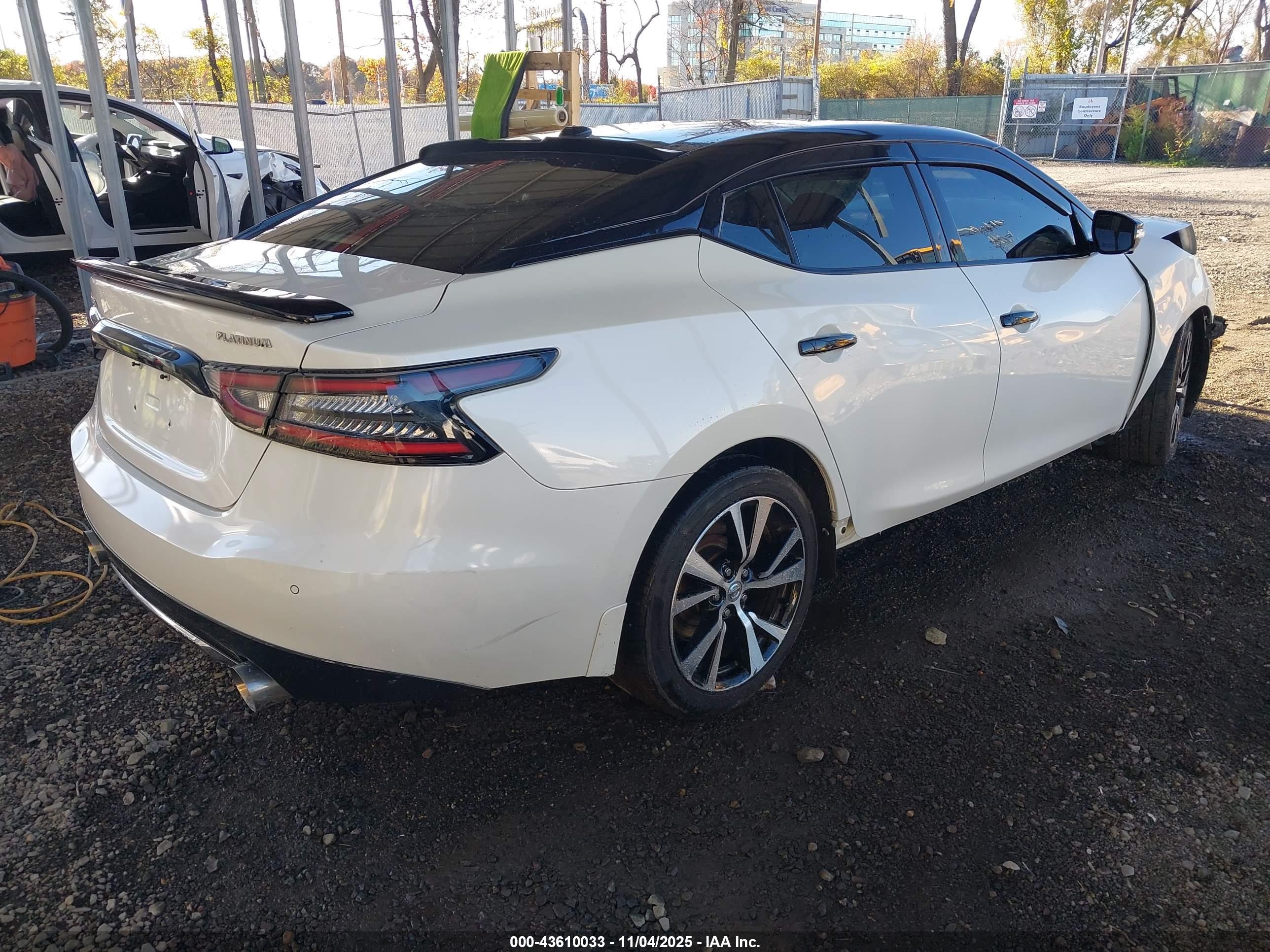NISSAN MAXIMA image 4