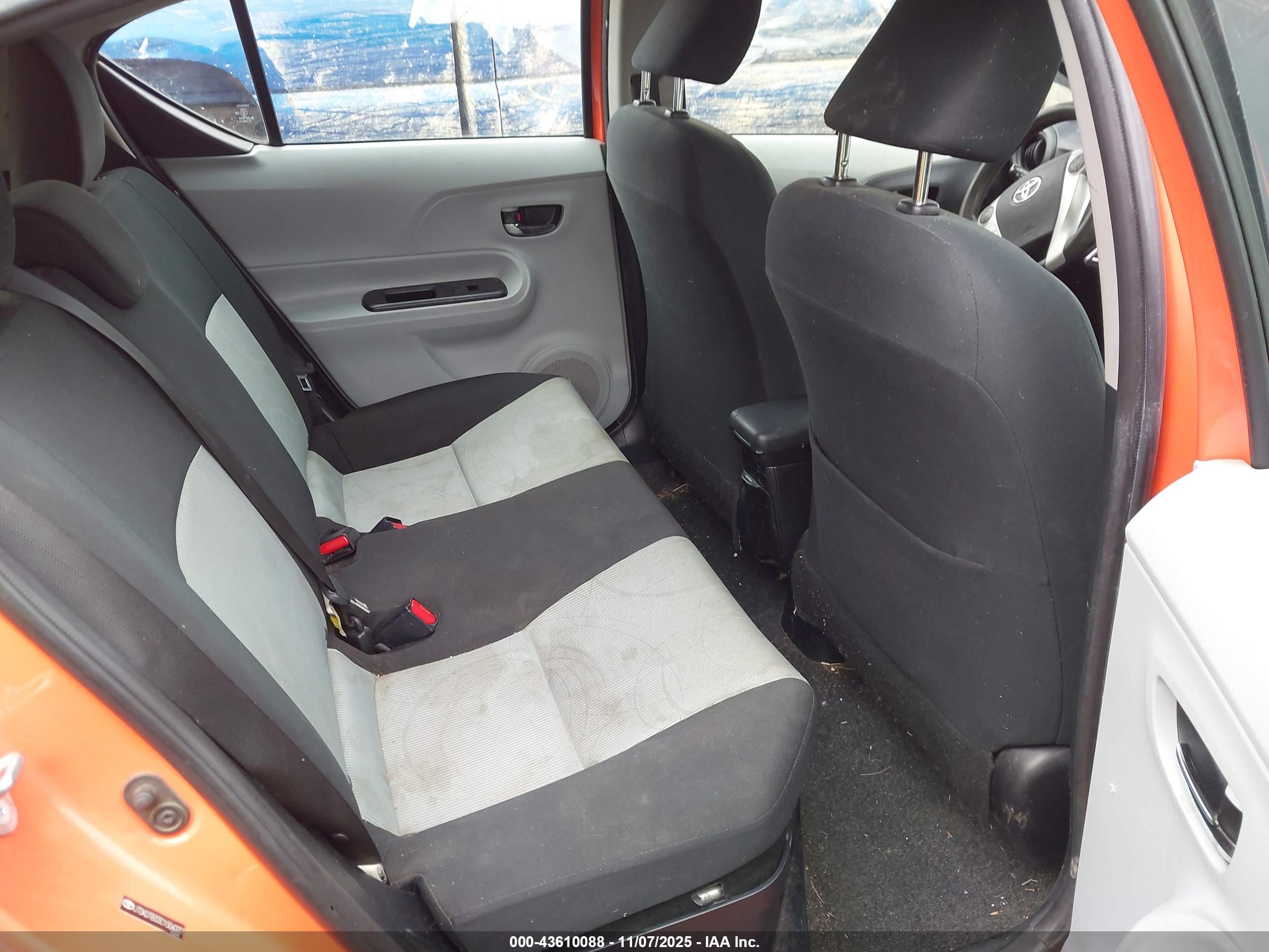 TOYOTA PRIUS image 8