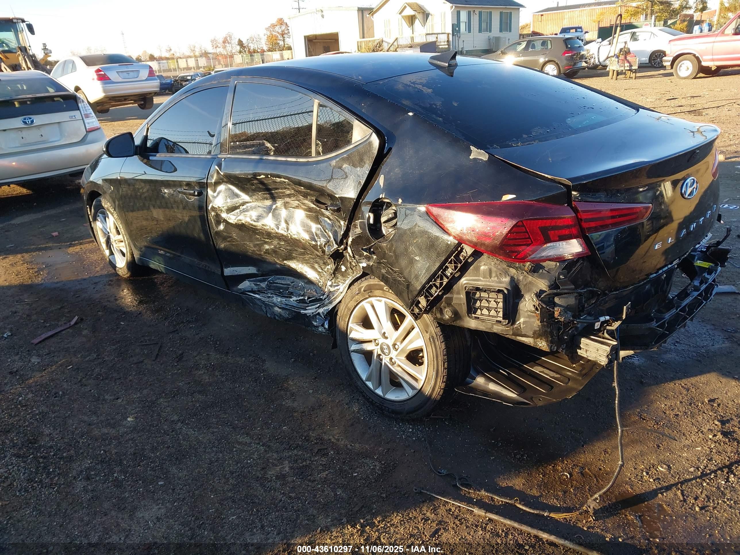 HYUNDAI ELANTRA image 3